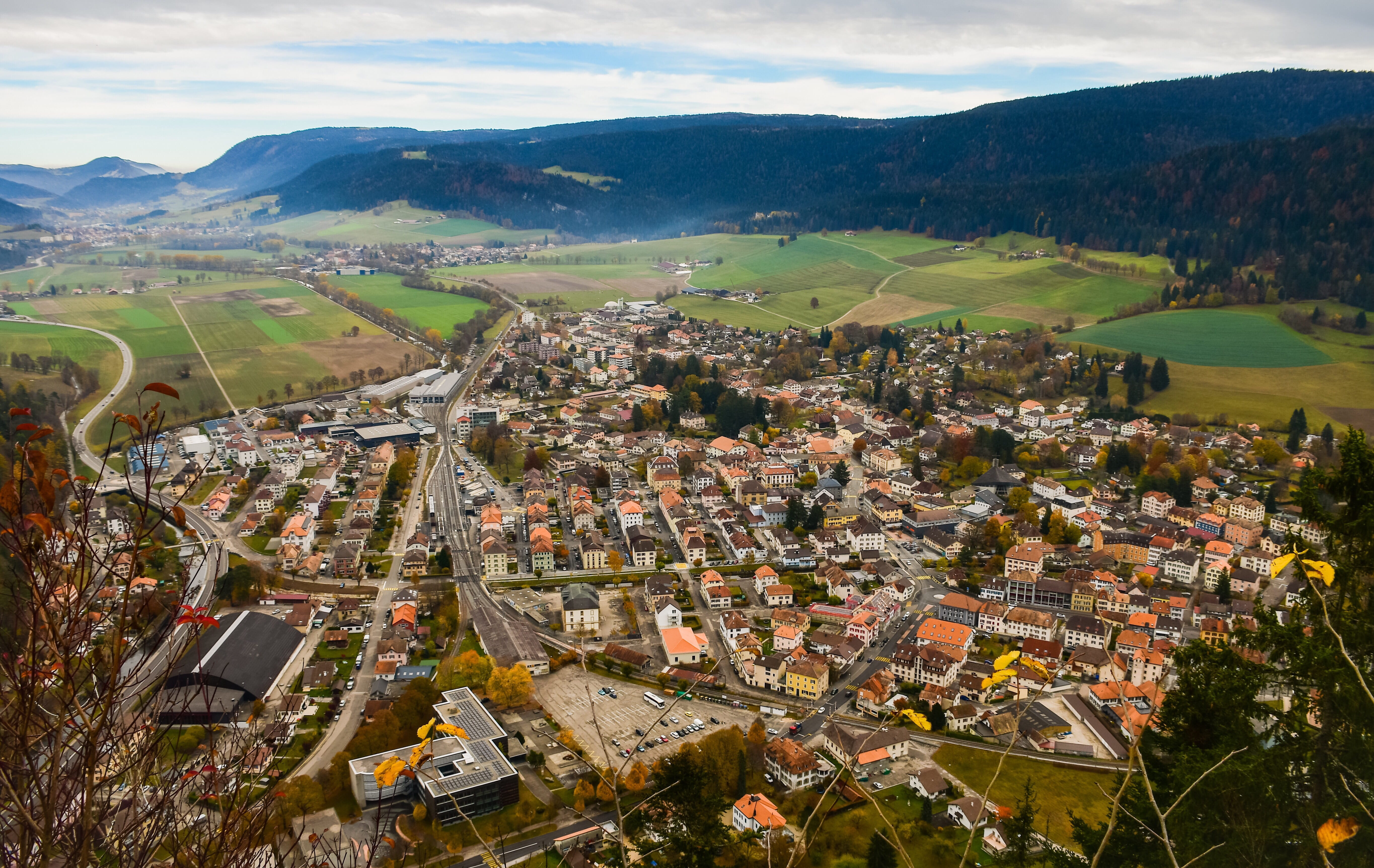 building, day, residential district, jura neuchâtelois, sky, valley, landscape, cloud - sky, mountain, village, aerial view, building exterior, mountains, HD Wallpaper