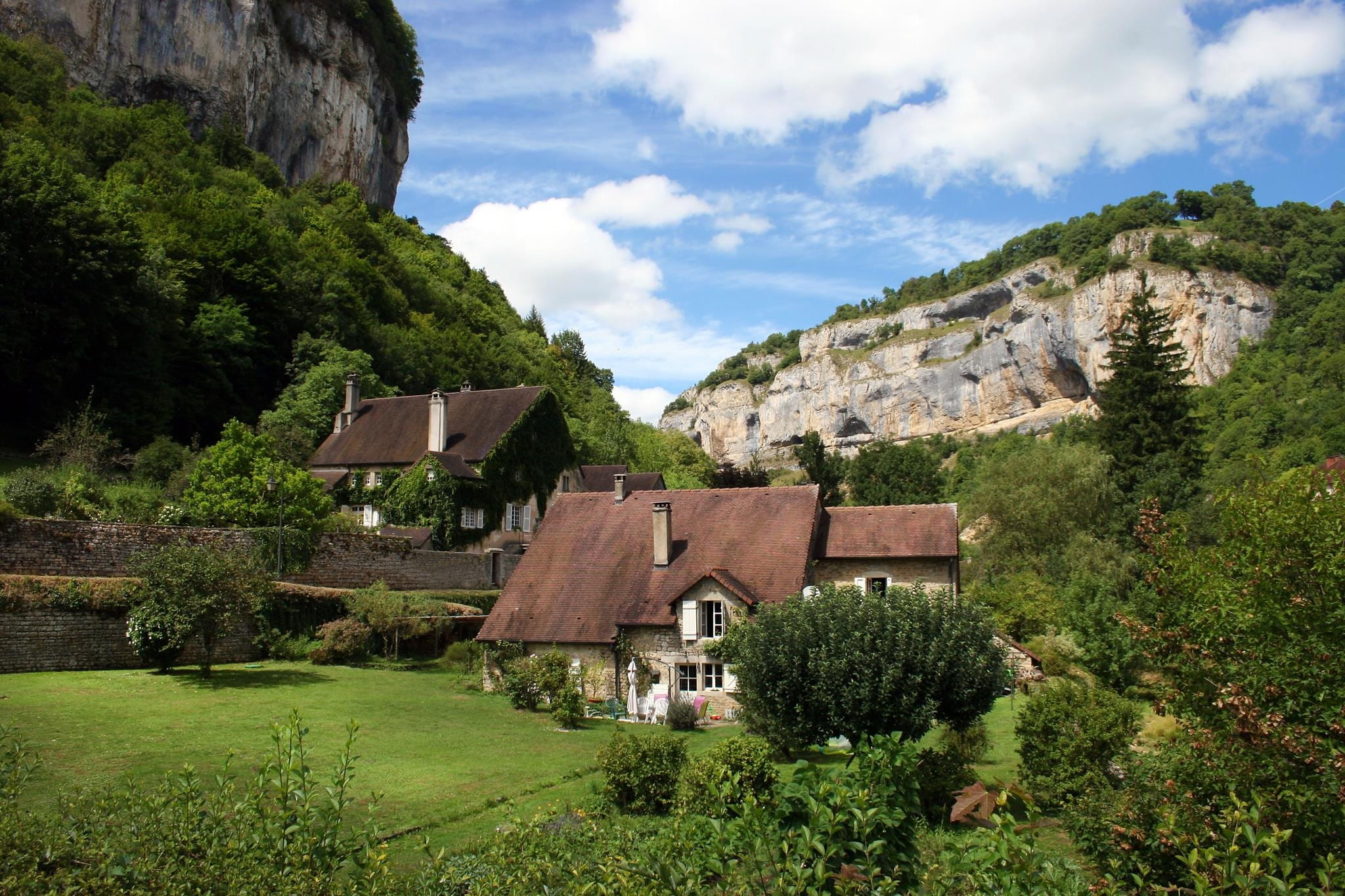 mountain, no people, house, architecture, tree, building exterior, 1080P, france, landscape, sky, green color, jura, cloud - sky, outdoors, land, residential district, HD Wallpaper