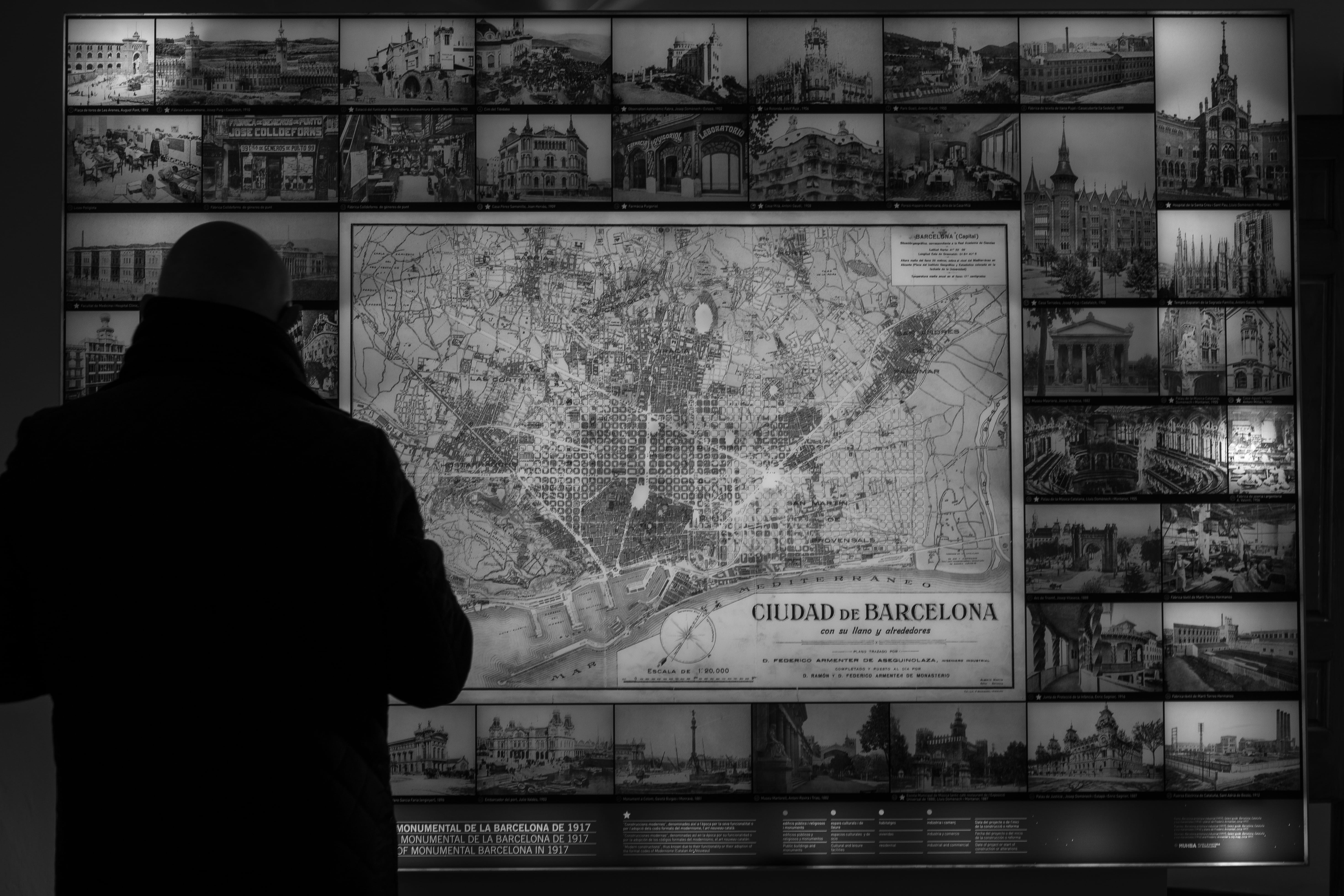 5K, human representation, barcelona, standing, real people, map, clothing, architecture, waist up, rear view, lifestyles, representation, leisure activity, HD Wallpaper