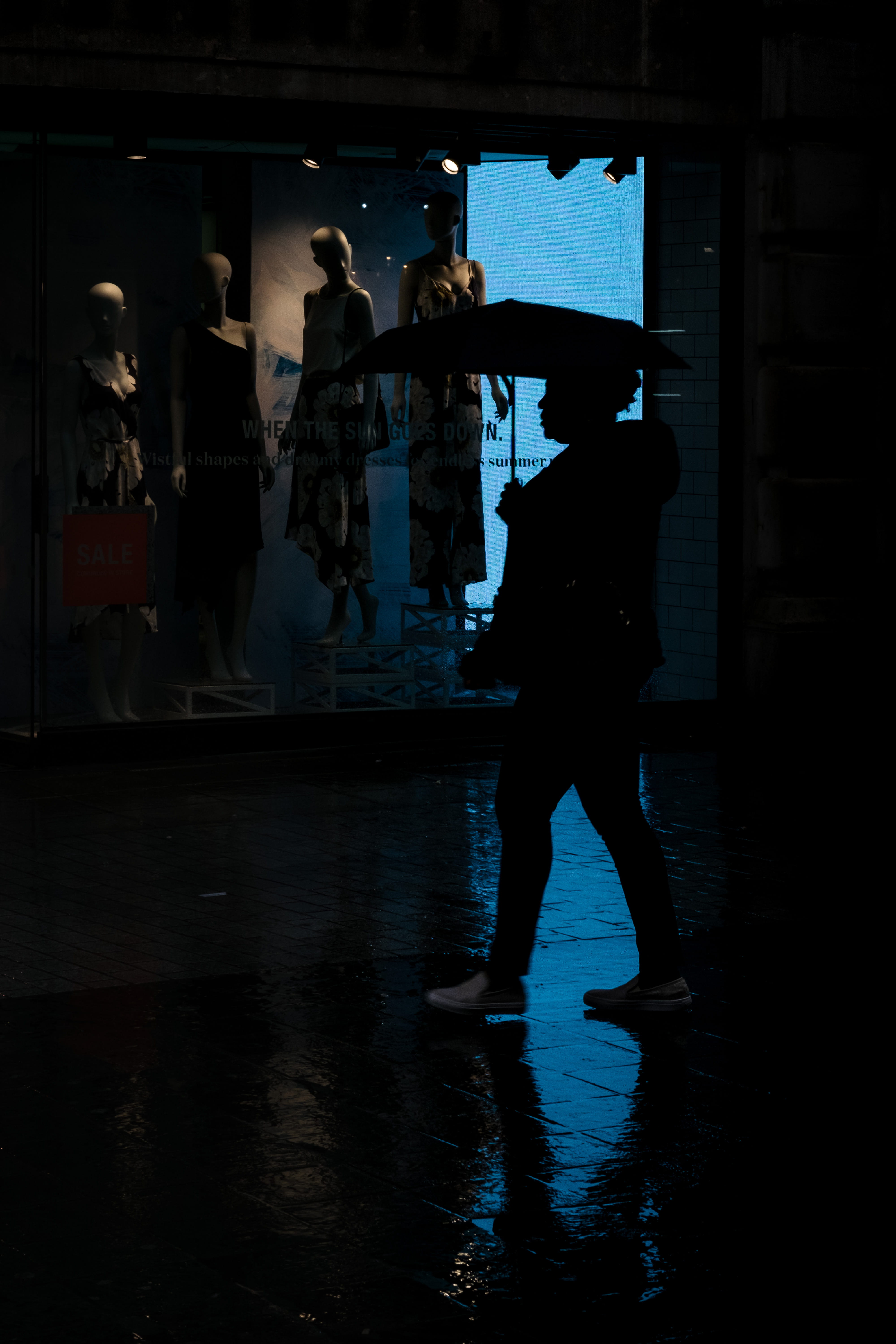 dark, street, rain, light, indoors, real people, group of people, built structure, standing, sillhouette, men, 5K, city, people, women, reflection, full length, Phone HD Wallpaper