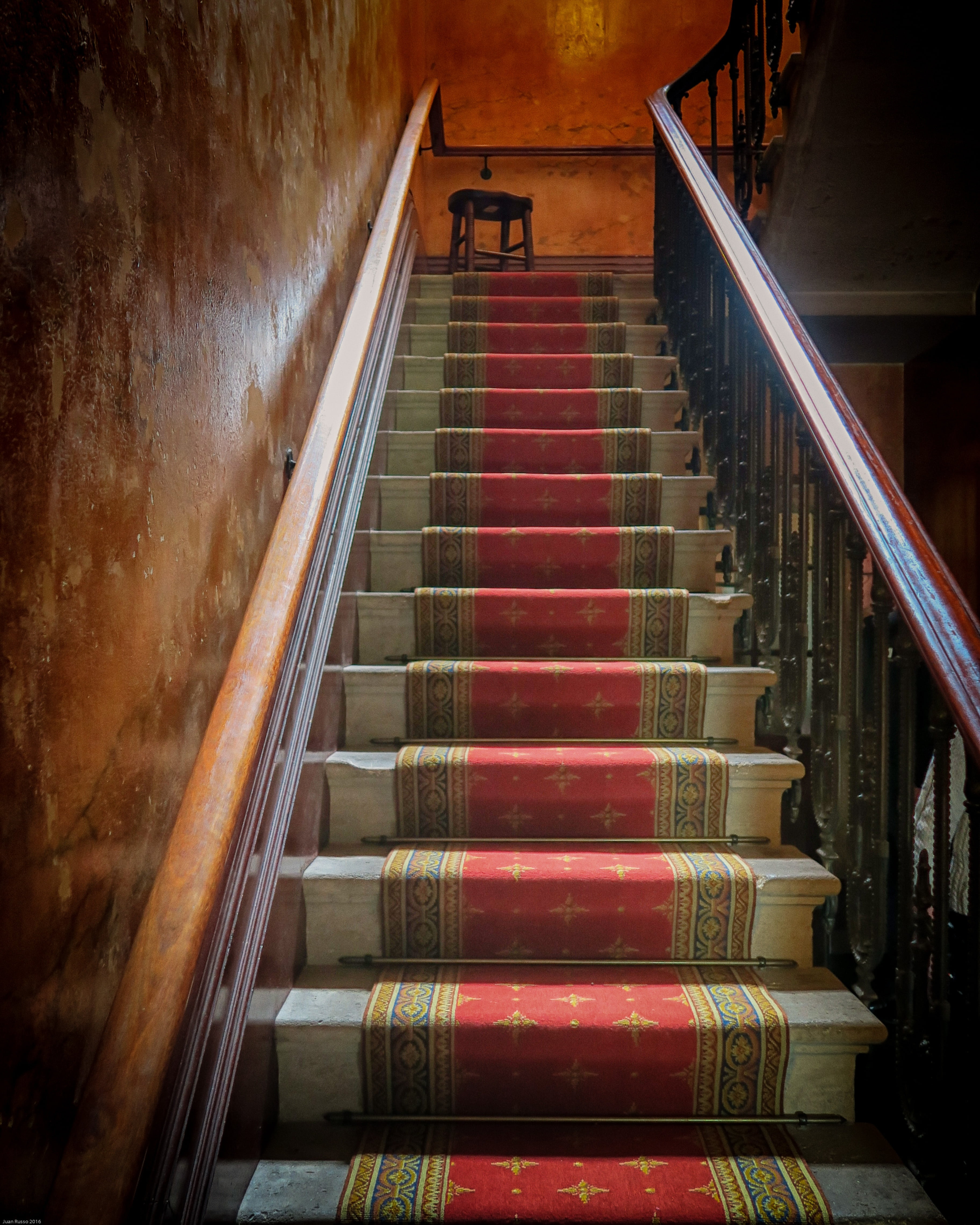 4K, house, the way forward, building, low angle view, steps and staircases, absence, stairs, day, empty, antique, staircase, moving up, wall, steps, carpet, Phone HD Wallpaper