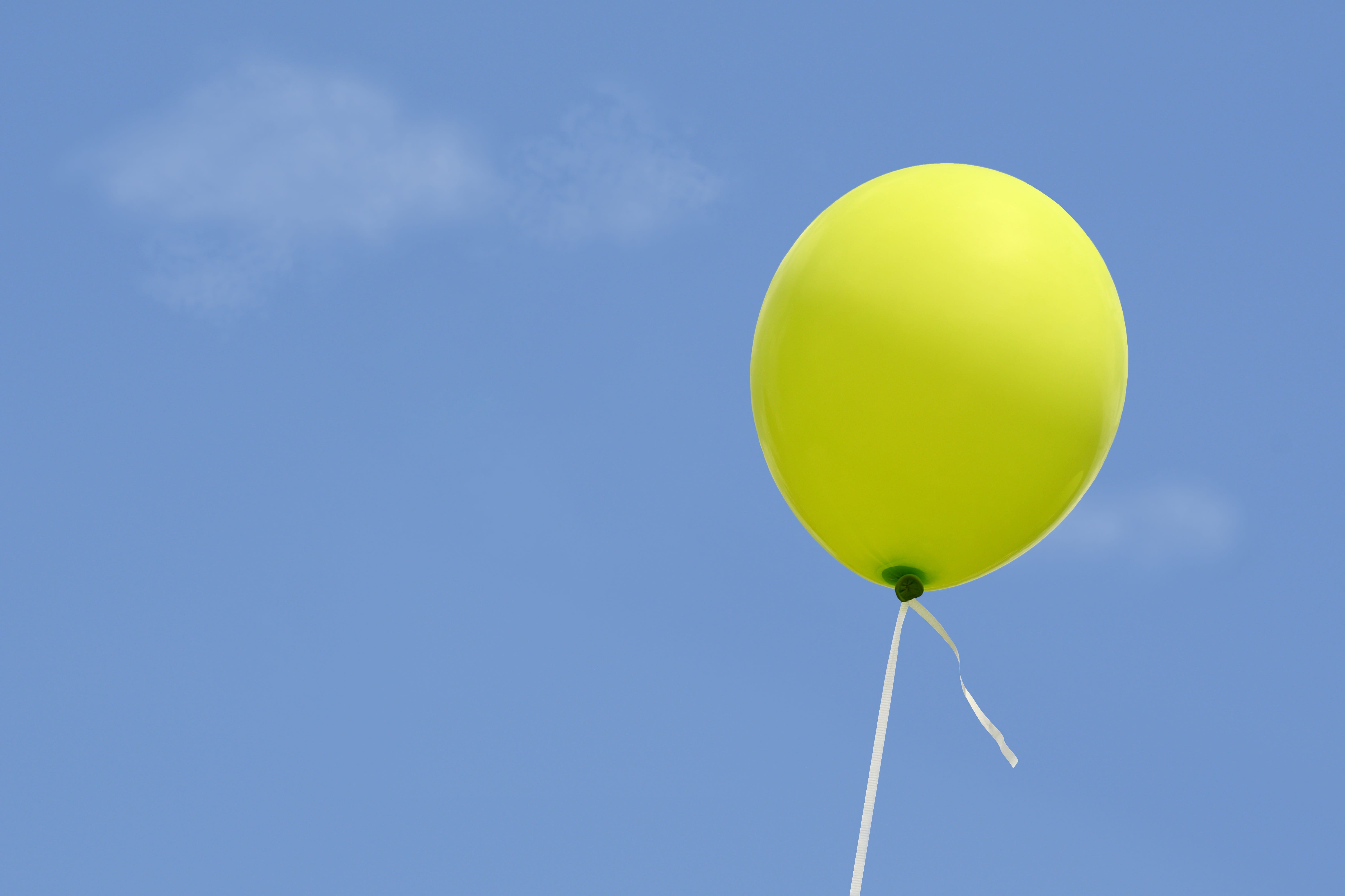 sky, flying, balloon, wedding, springtime, helium balloon, farewell, yellow, outdoors, string, wind, celebration, green, nature, float, 5K, blue, no people, HD Wallpaper