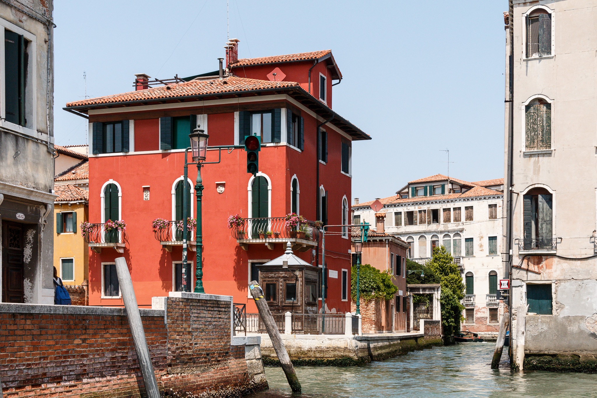channel, window, outdoors, canals, traficlight, house, canal, nofilter, day, road, red, boat, attraction, no people, city, residential district, seaside, HD Wallpaper