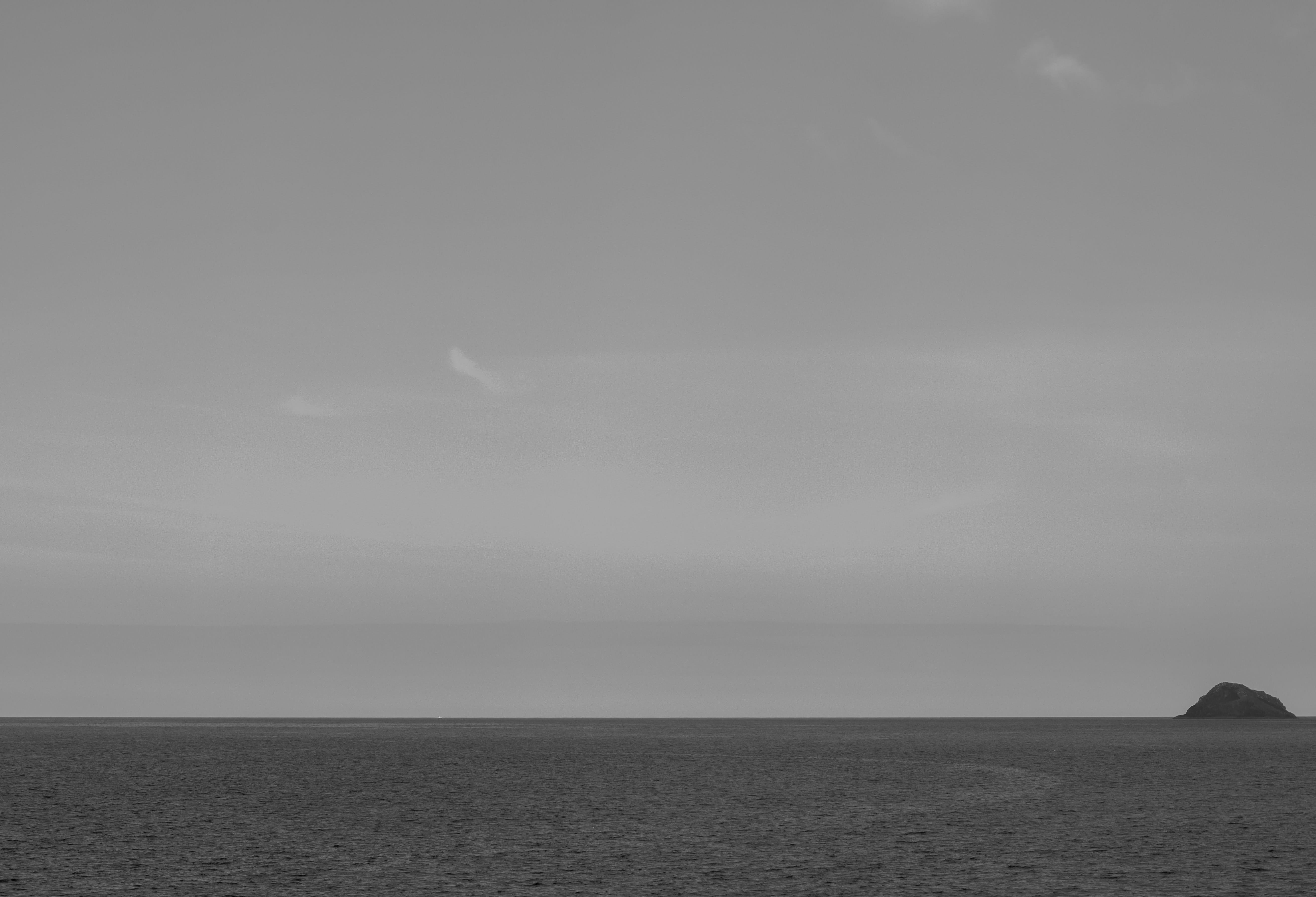 5K, minimalism, monochrome, day, perranporth, non-urban scene, beauty in nature, copy space, united kingdom, tranquility, outdoors, black and white, sea, HD Wallpaper