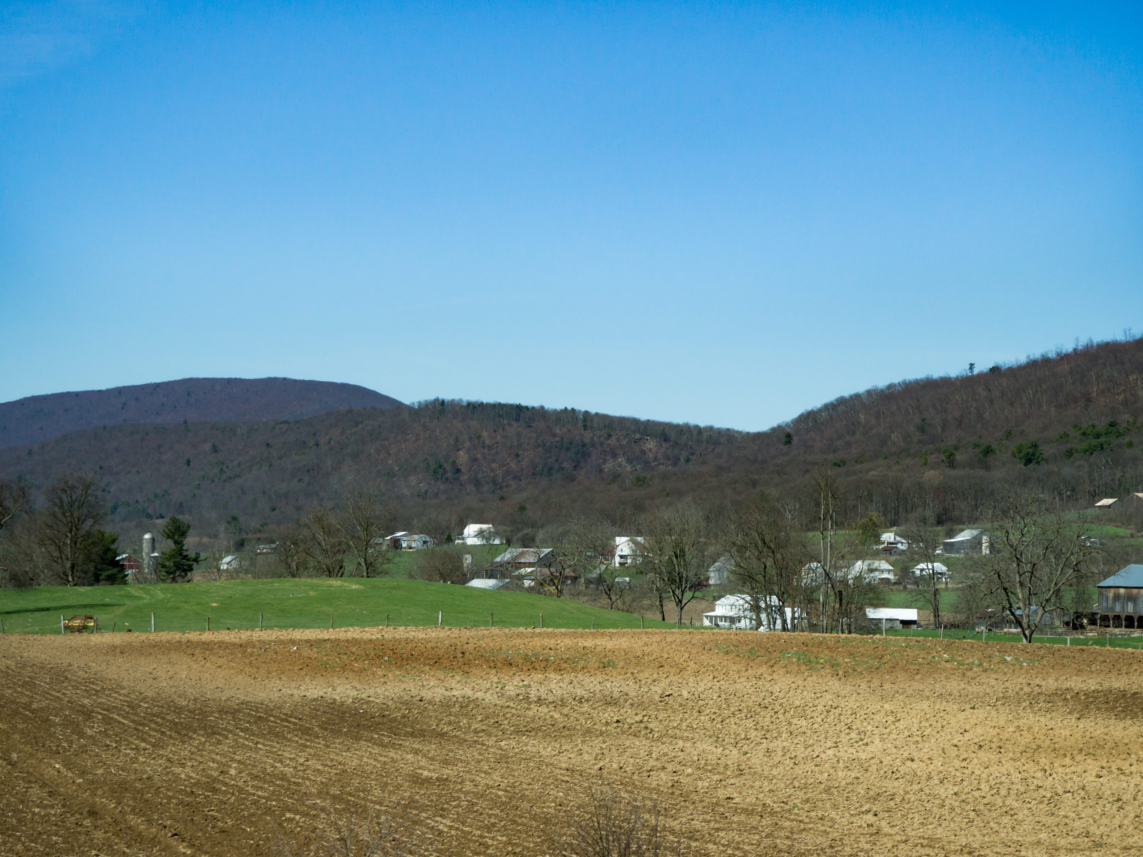 clear sky, brown, 4K, environment, agriculture, land, blue sky, field, Sky, houses, copy space, Nature, Trees, tranquility, landscape, day, mountain range, HD Wallpaper