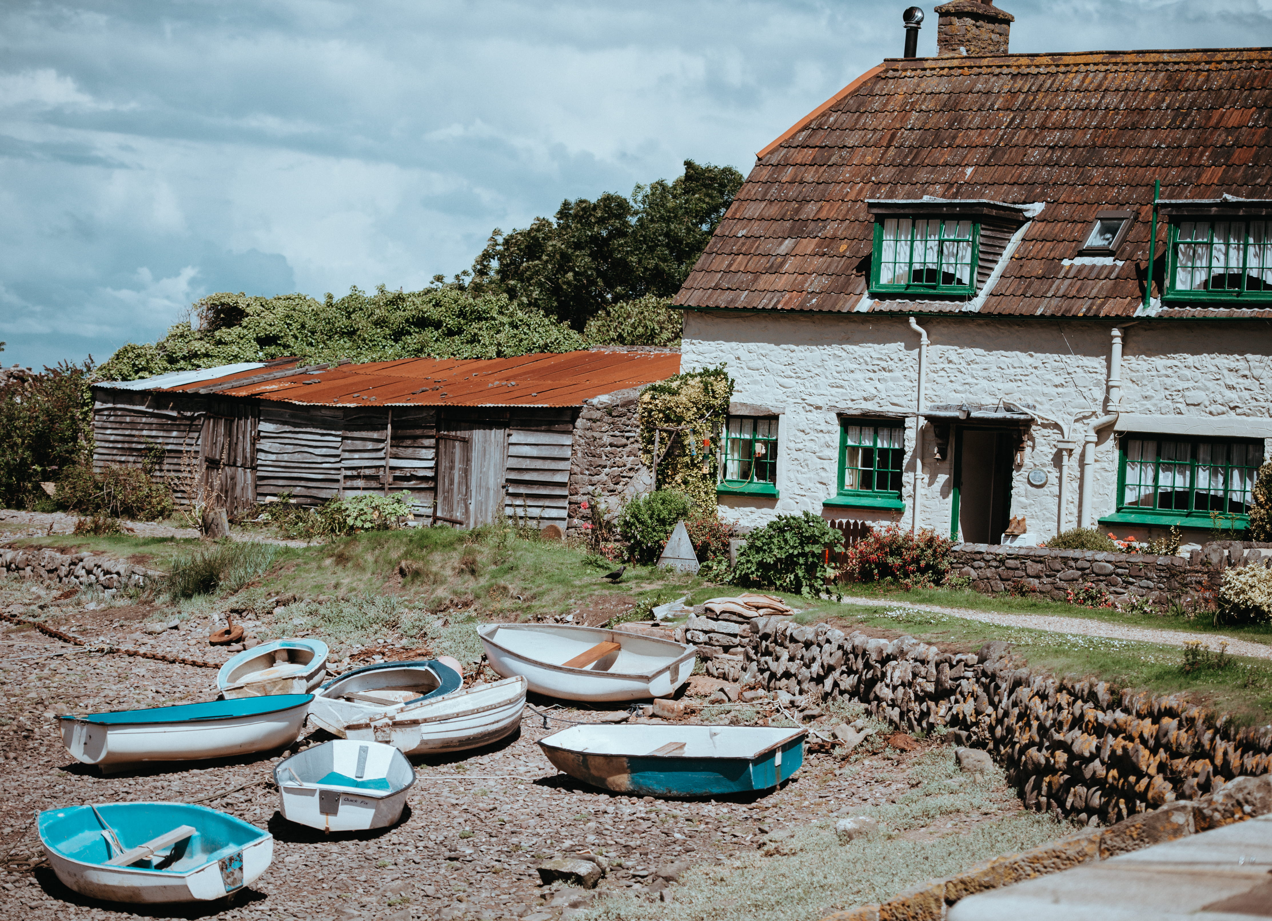 concrete, day, building exterior, tide, 4K, rocks, white, boats, nautical vessel, cloud - sky, mode of transportation, residential district, plant, roof tile, HD Wallpaper