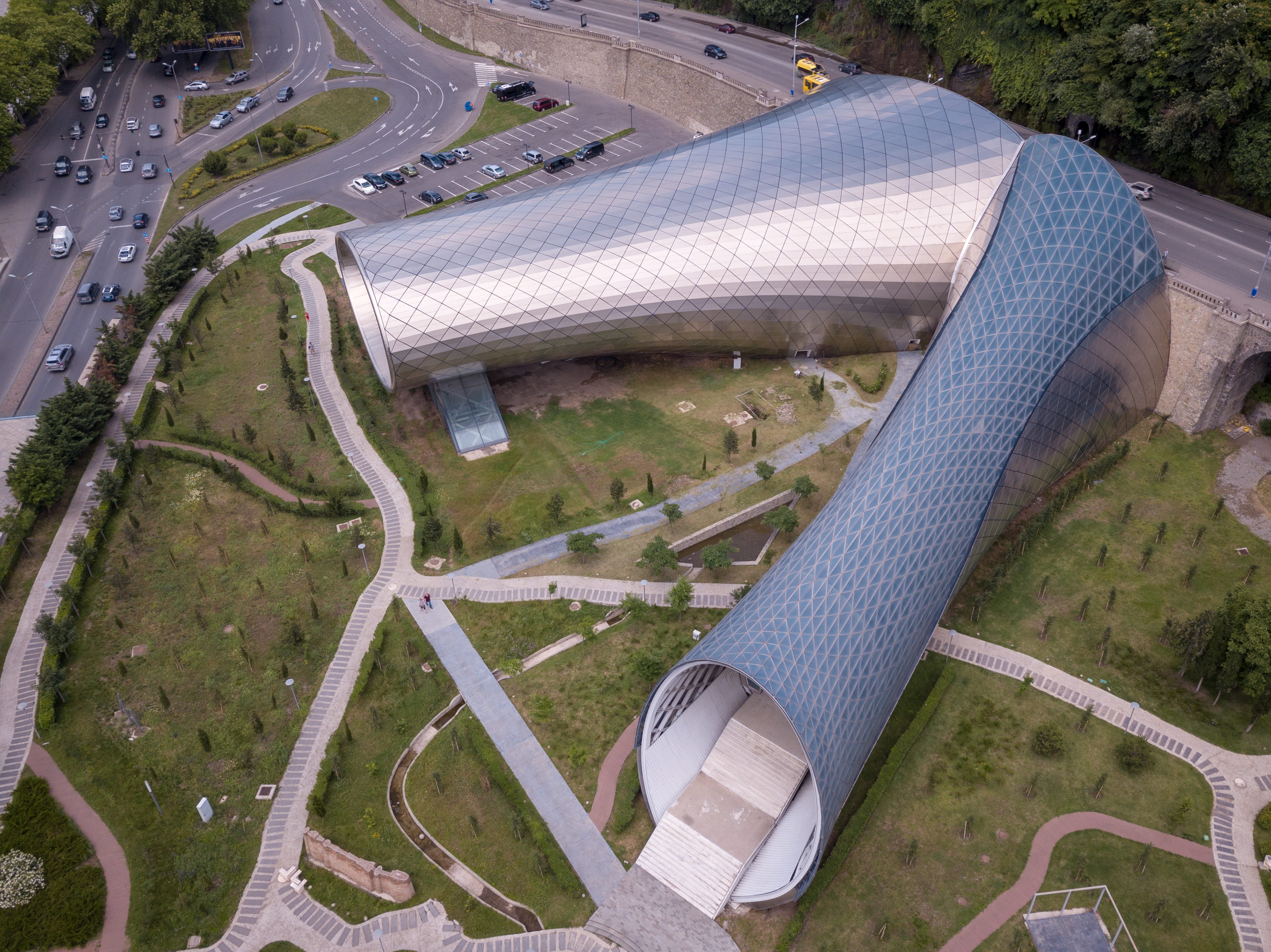 plant, bridge, environment, high angle view, car, architecture, built structure, bridge - man made structure, concert hall, 2K, tree, motor vehicle, noe jordania bank, HD Wallpaper