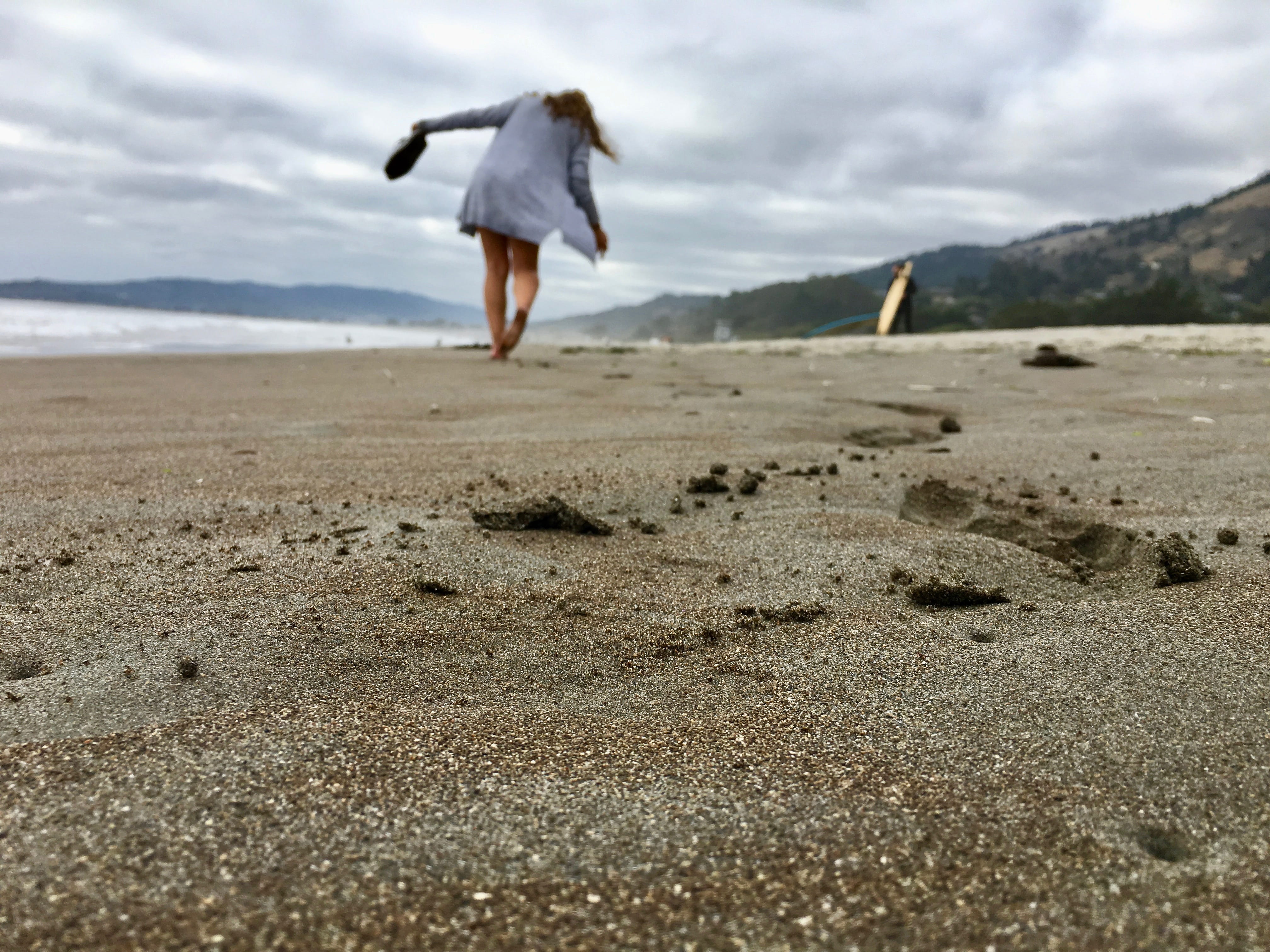 day, stinsonbeach, women, 4K, united states, one person, full length, ocean, mount tam, land, water, cloudy, surf, rear view, overcast, beach, outdoors, HD Wallpaper