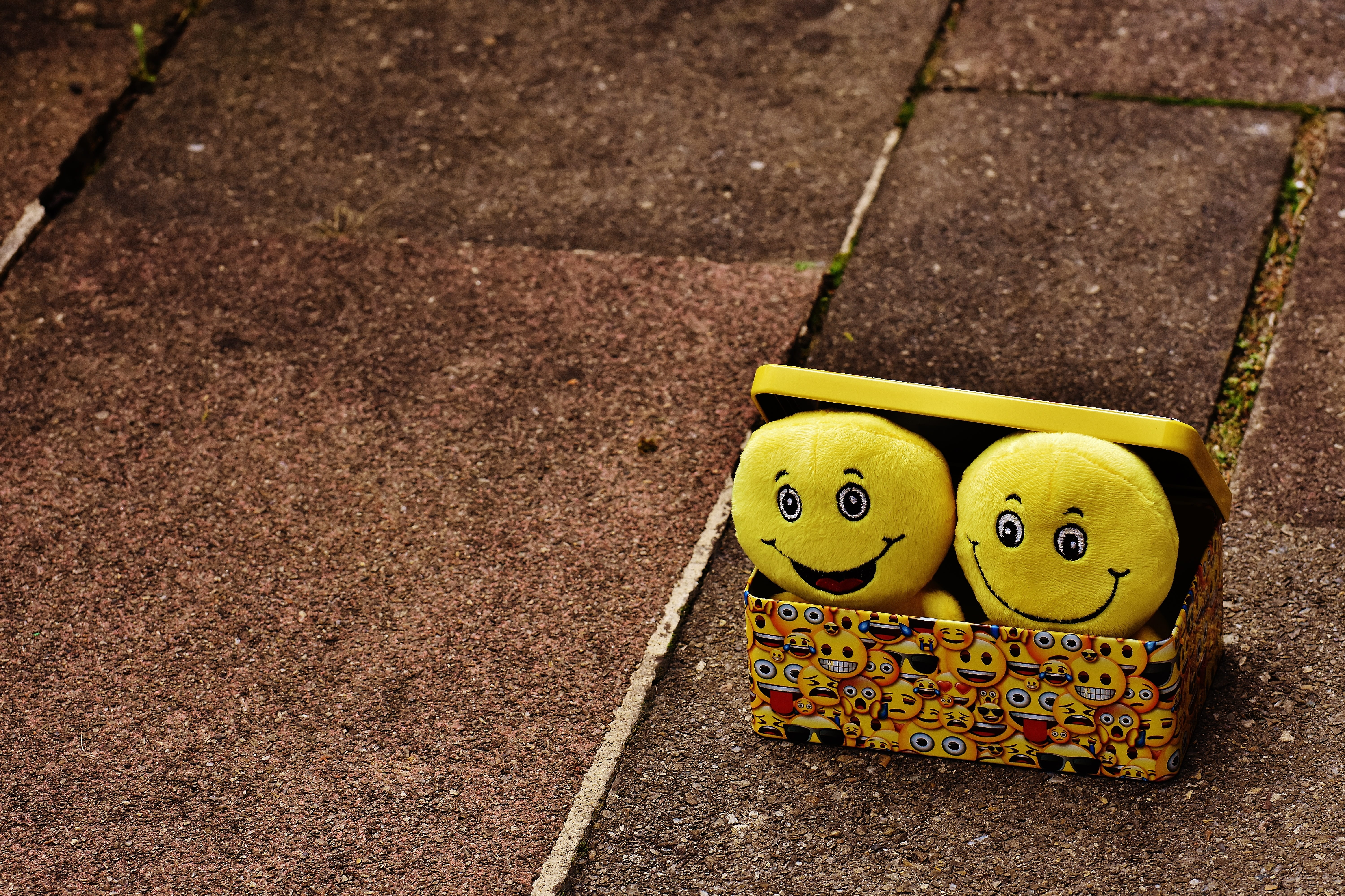 face, creativity, luck, outdoors, round, absence, box, close-up, smile, 5K, toy, day, yellow, all, feeling, plush, toys, cookie jar, focus on foreground, HD Wallpaper
