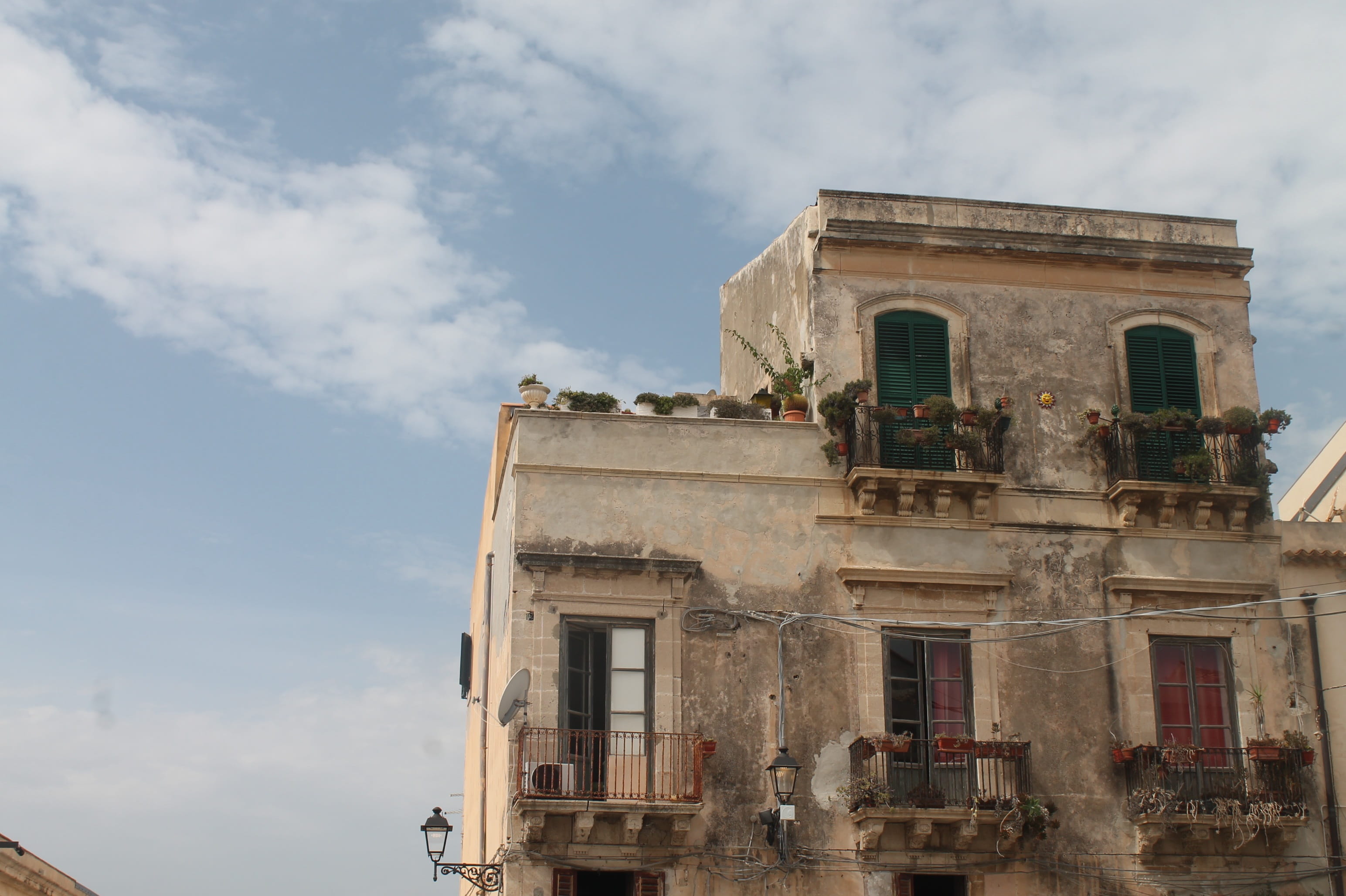 building, 2K, sky, classic, architecture, history, nature, italy, siracuse, day, exterior, the past, no people, outdoors, low angle view, ornamental, wall, HD Wallpaper