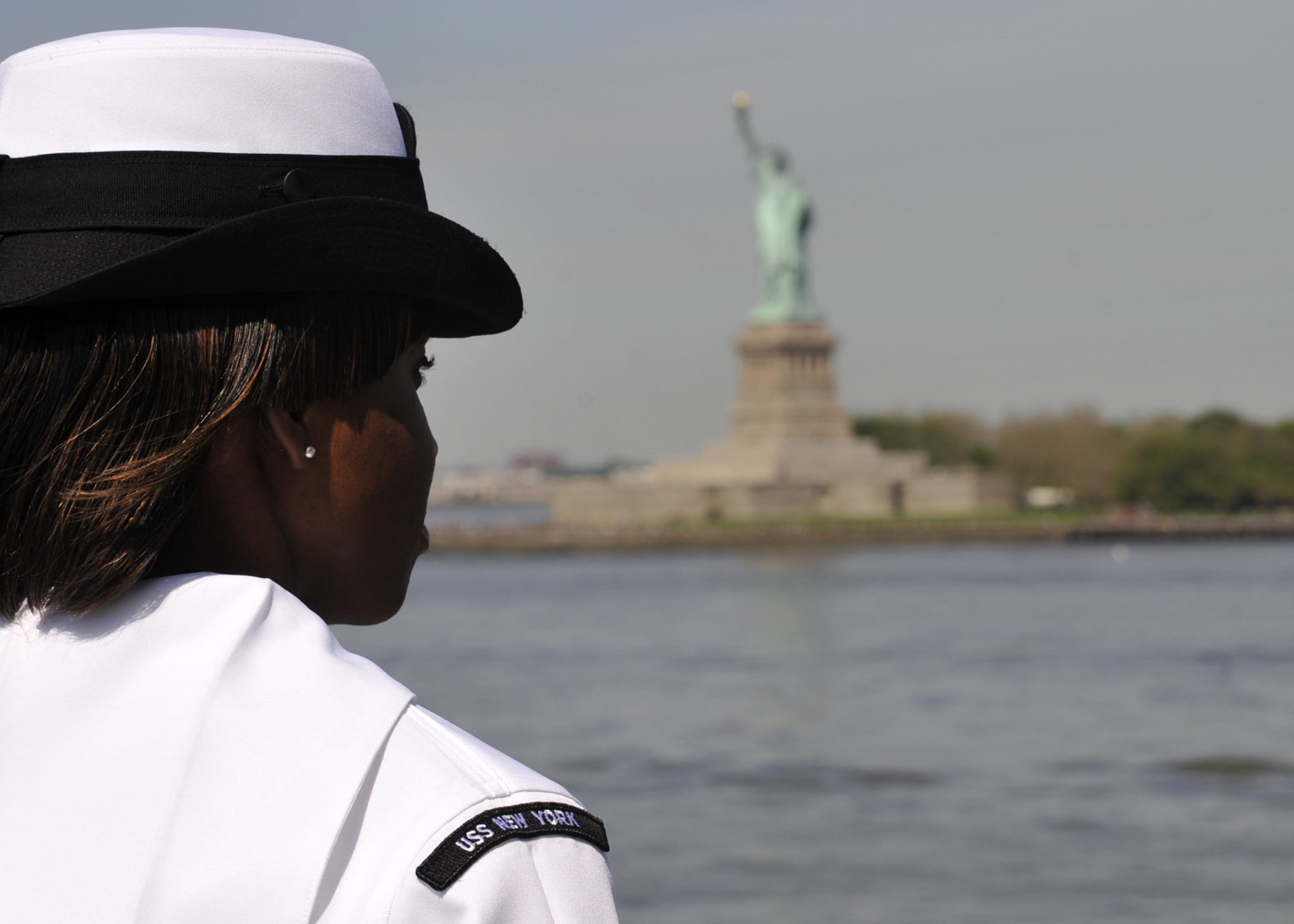 portrait, casual clothing, behind, landmark, rear view, sculpture, statue of liberty, maritime, focus on foreground, outdoors, uniform, real people, water, HD Wallpaper