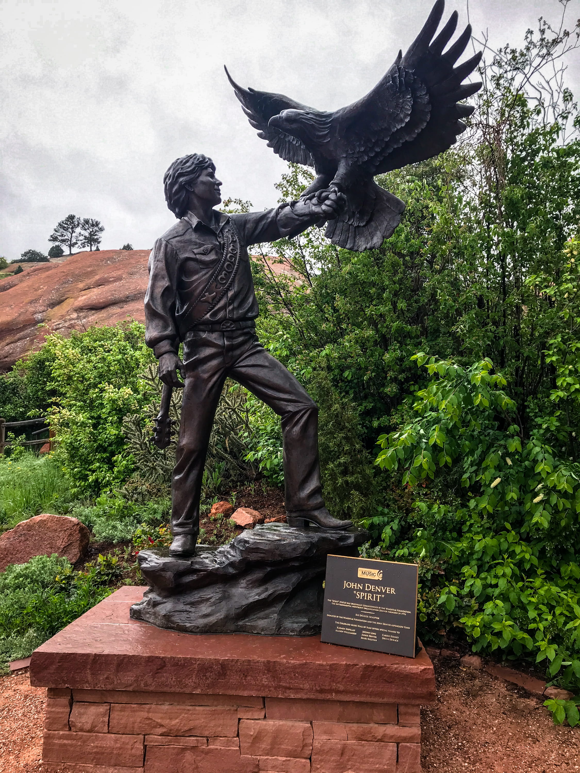 craft, amphitheatre, statue, architecture, red rocks state park, eagle, outdoors, 2K, art and craft, government, representation, memorial, 17900 trading post rd, Phone HD Wallpaper