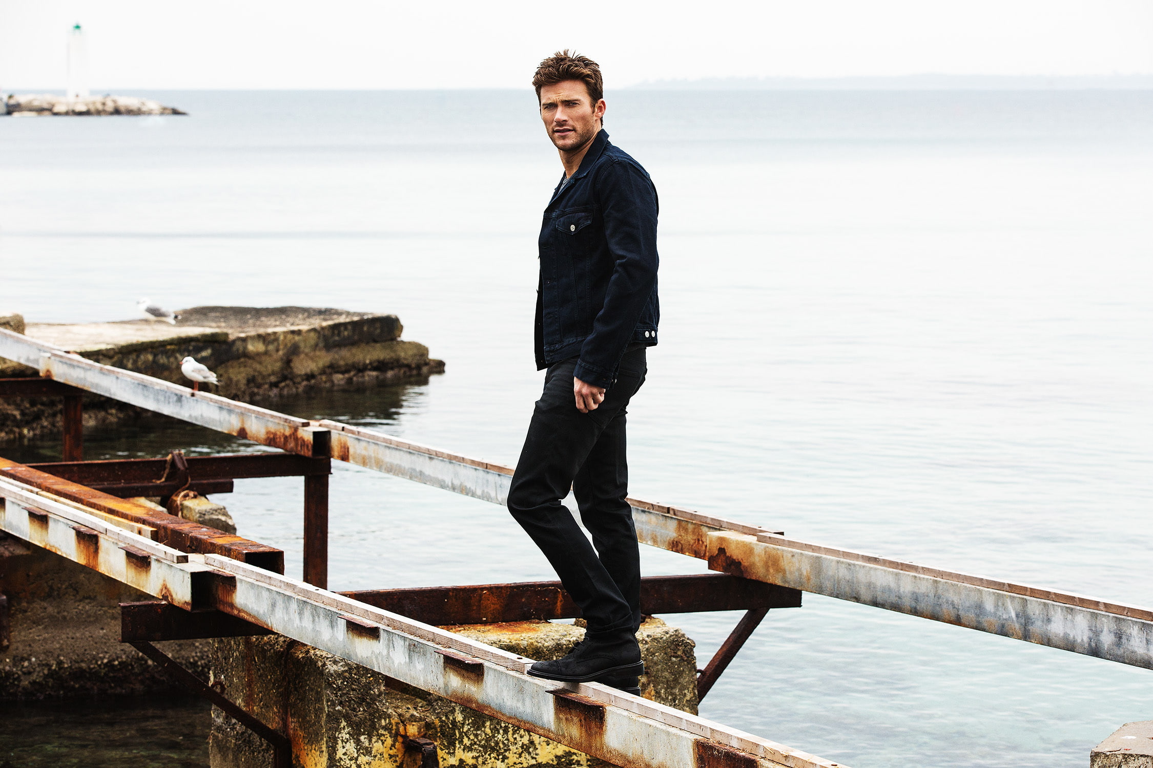 Philipp Mueller, The Gentlemans Journal, Scott Eastwood, shore, jacket, photographer, dzhinsovka, stones, journal, 1080P, actor, pants, sea, landscape, HD Wallpaper