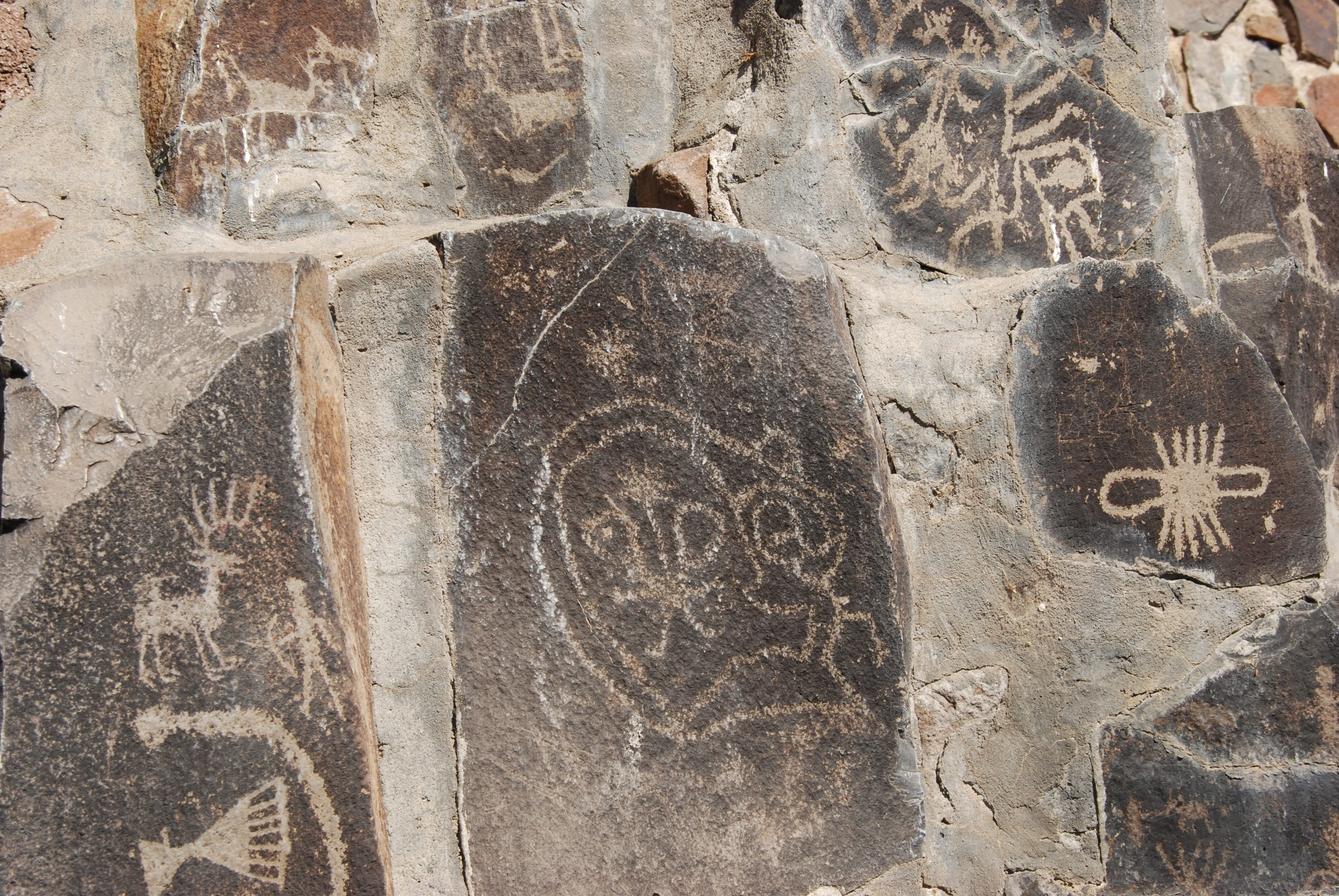 solid, washington state, figure, archaeology, text, scratches, carving - craft product, art and craft, wall - building feature, close-up, petroglyph, architecture, HD Wallpaper
