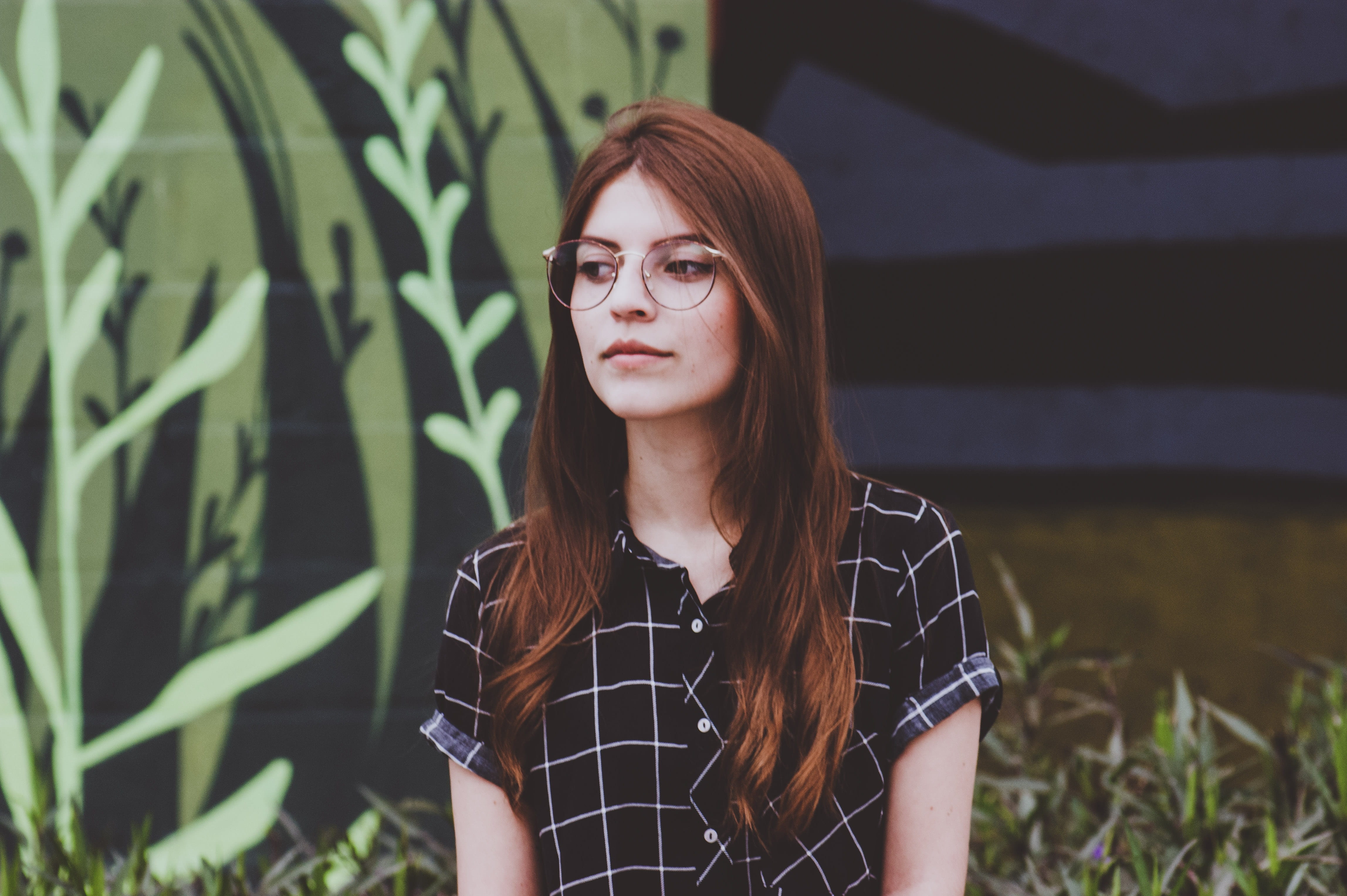 selfie, model, 4K, nature, attractive woman, hairstyle, girl, city, bella, looking at, vans, female, plant, women, lifestyles, skate, outdoors, portrait, HD Wallpaper