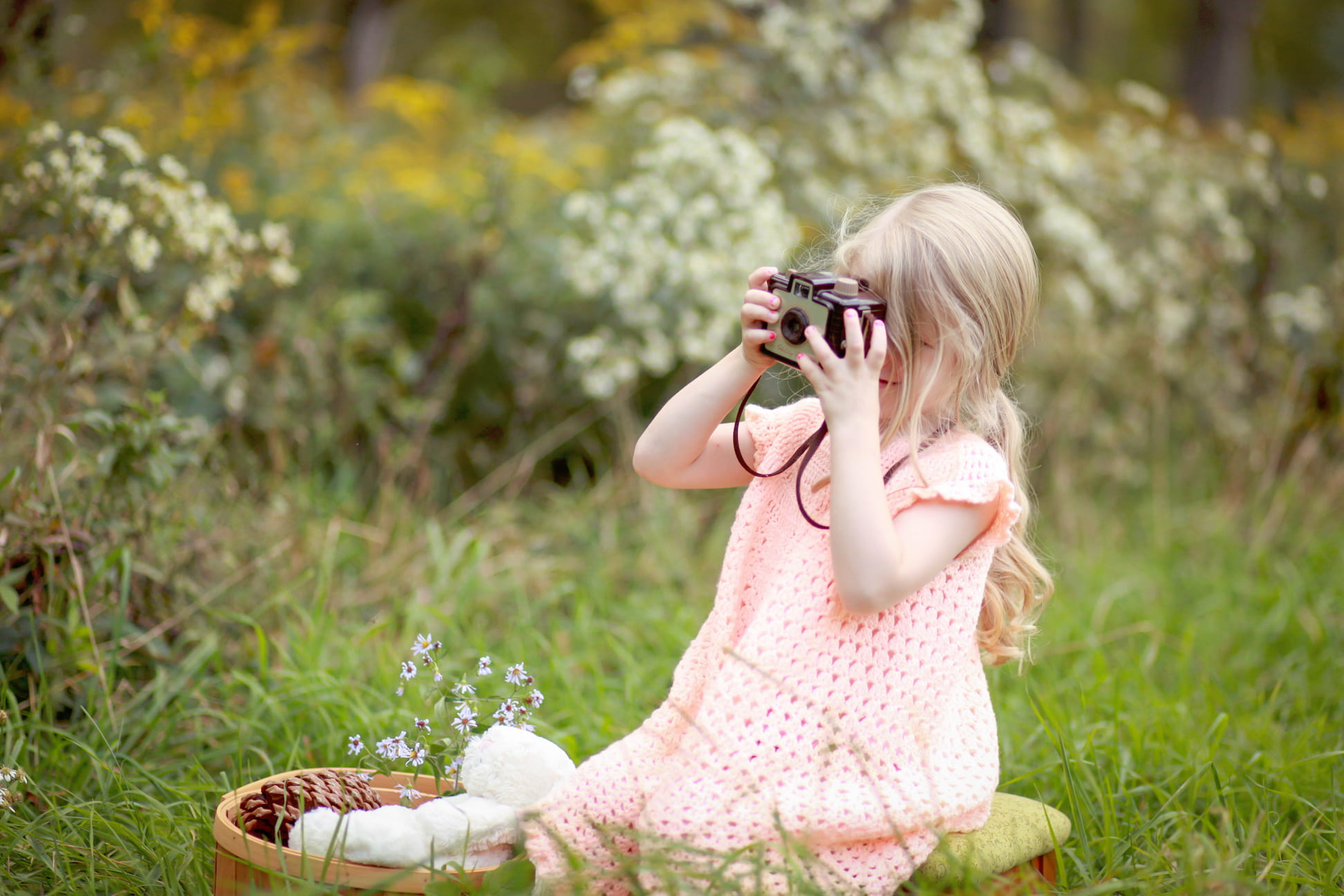 green, black, plants, flowers, focus on foreground, childhood, girls, casual clothing, plant, hair, offspring, 1080P, pink, holding, females, child, light, HD Wallpaper