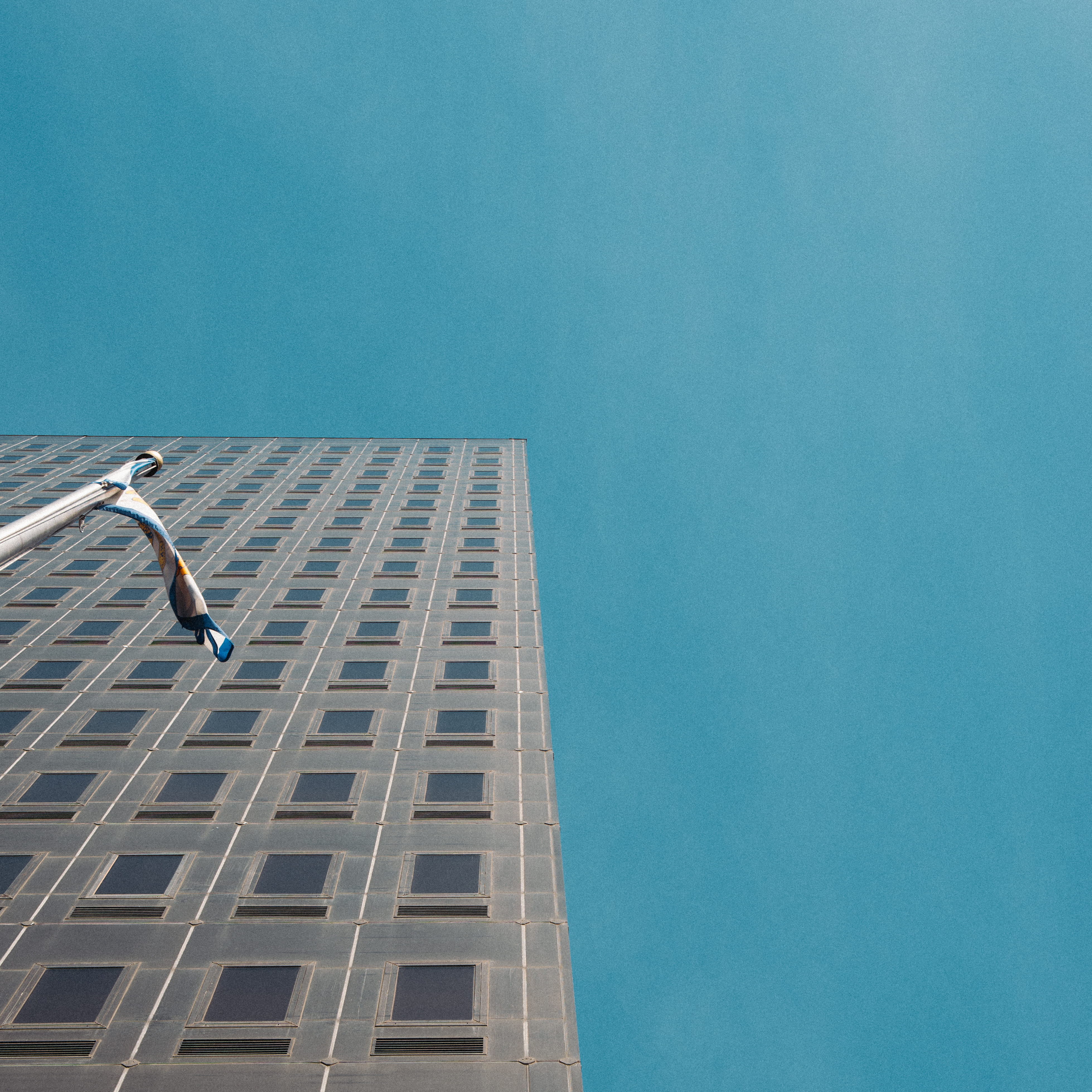 day, town, metropolis, window, blue, building, hydrant, office building exterior, skyscraper, city, copy space, home decor, banister, nature, office building, Phone HD Wallpaper
