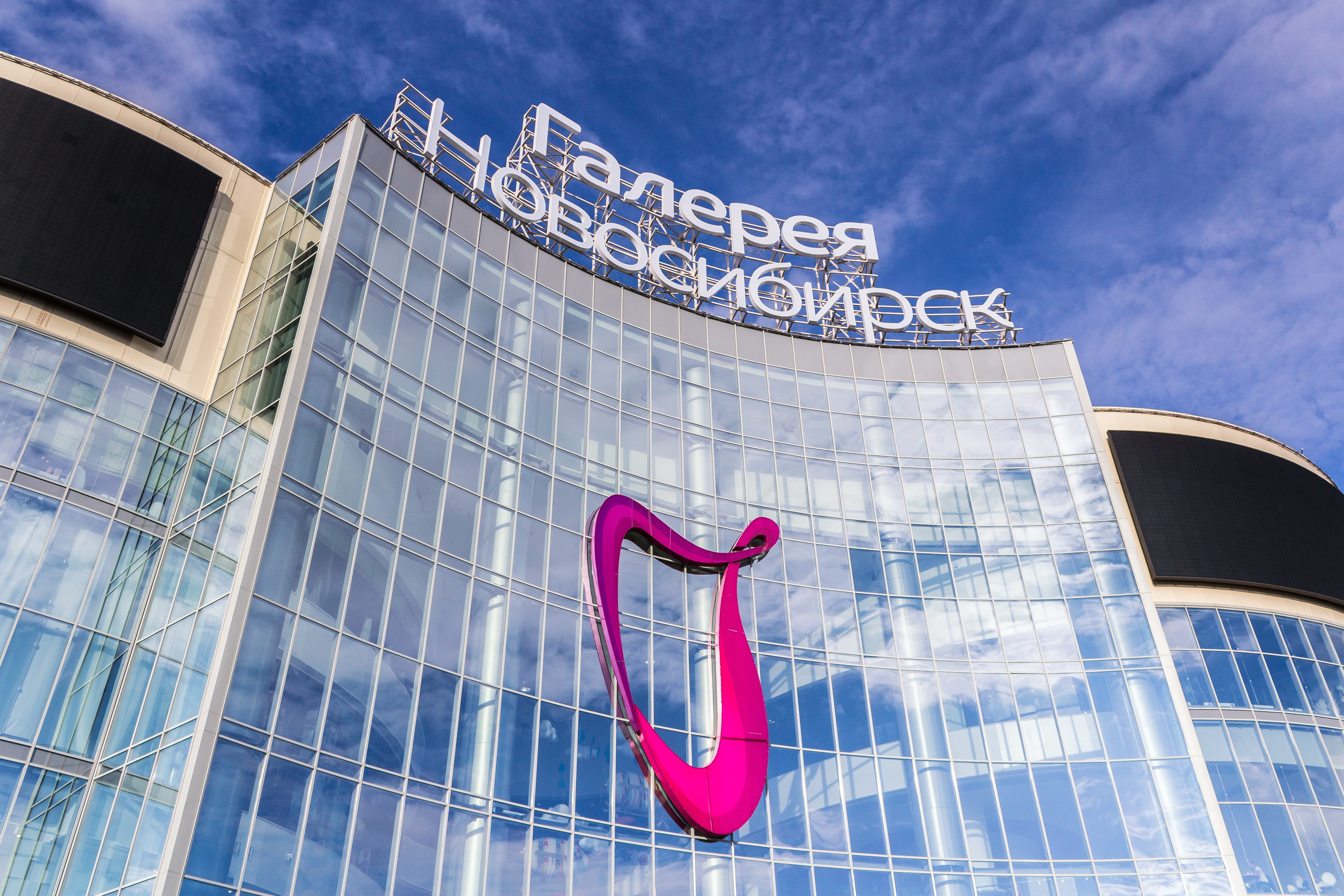 glass, window, system reflection namespace, cloud - sky, building exterior, modern, people, skyscraper, clouds, built structure, blue, shopping center, HD Wallpaper