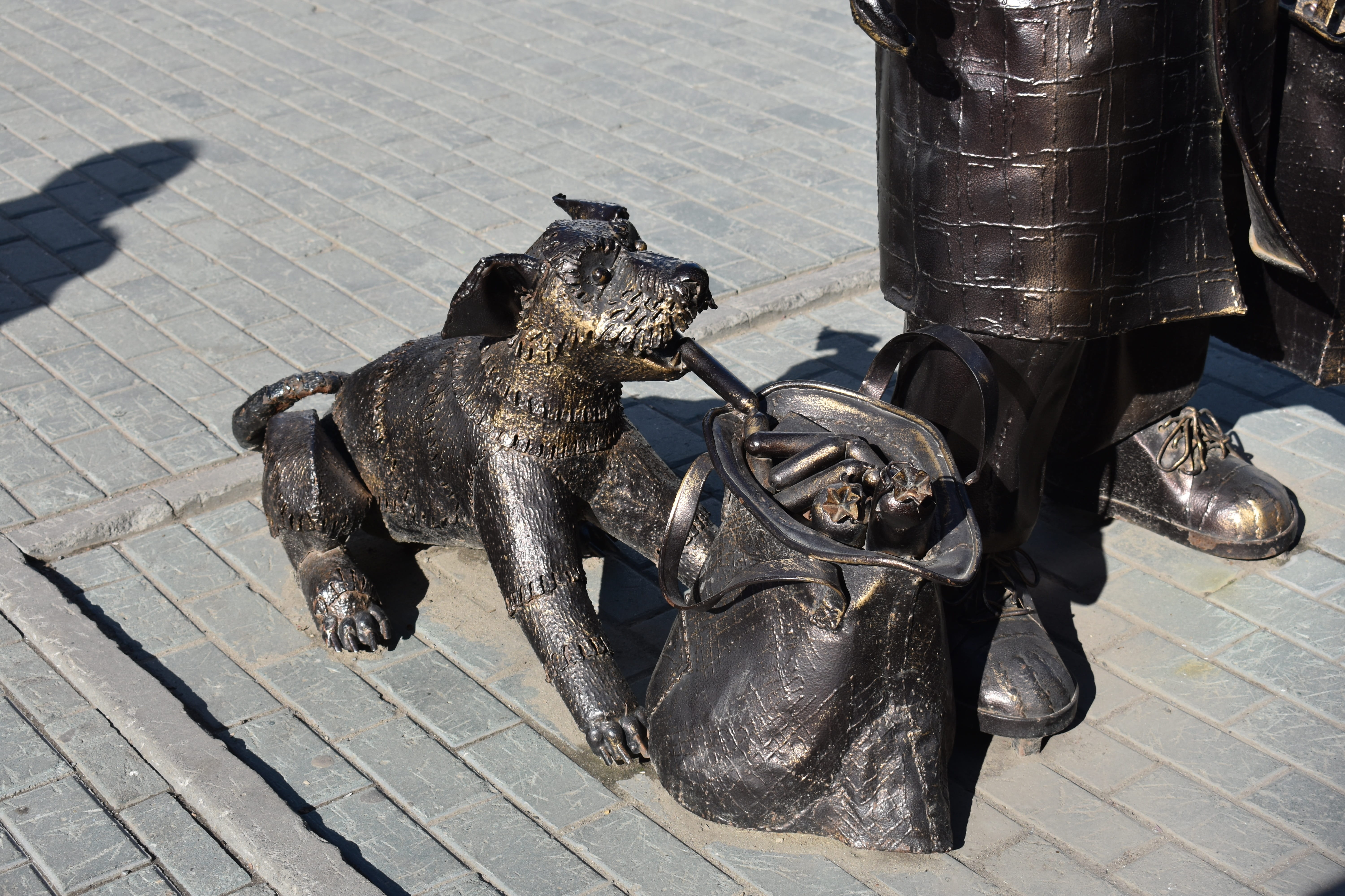 sidewalk, mammal, 5K, shoe, creativity, animal representation, animal themes, statue, sunlight, russia, day, vertebrate, paving stone, outdoors, low section, HD Wallpaper