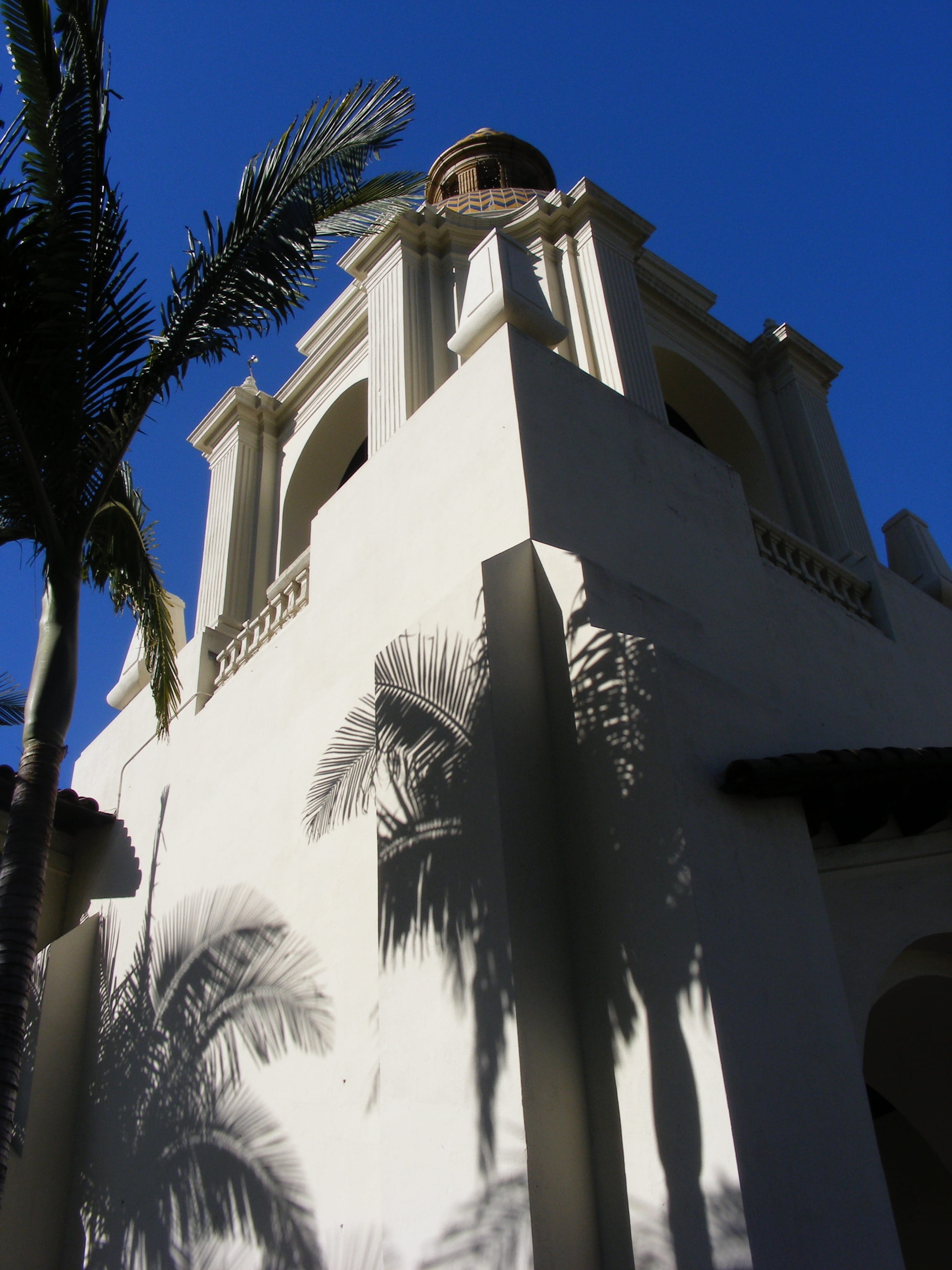 building exterior, san diego, belief, train station, sky, sun, united states, religion, shadows, palm tree, 2K, place of worship, nature, palm leaf, tree, Phone HD Wallpaper