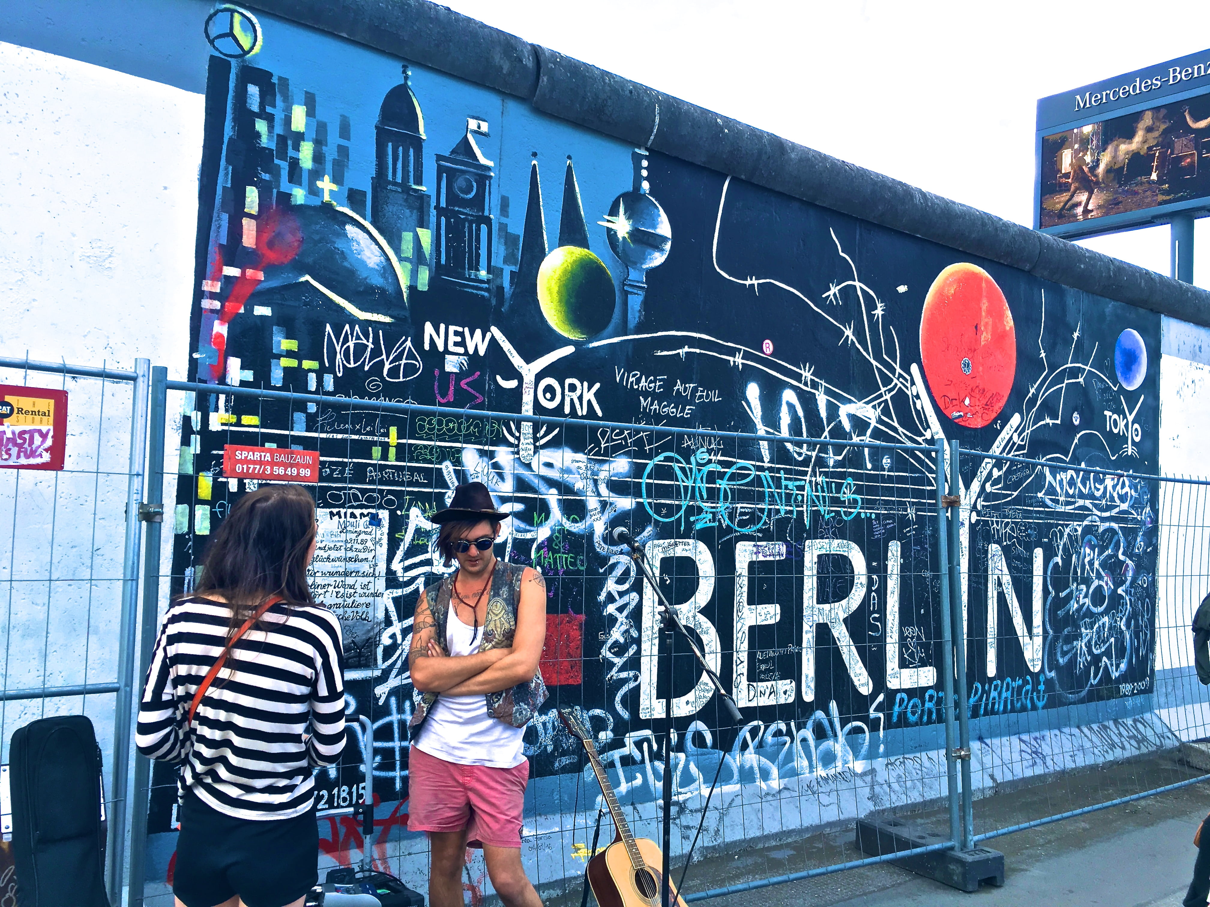 connection, location, graffiti, berlin, bill, person, communication, bus, casual clothing, train, city, three quarter length, architecture, 4K, mural, HD Wallpaper