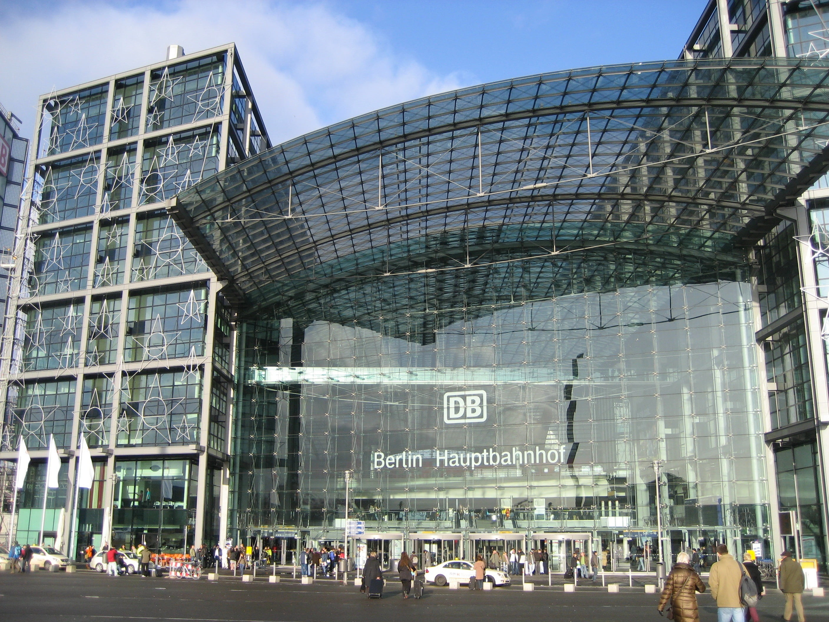 2K, city, men, transportation, women, clouds, berlin, crowd, structure, nature, real people, adult, outside, germany, building, tourism, day, modern, built structure, HD Wallpaper