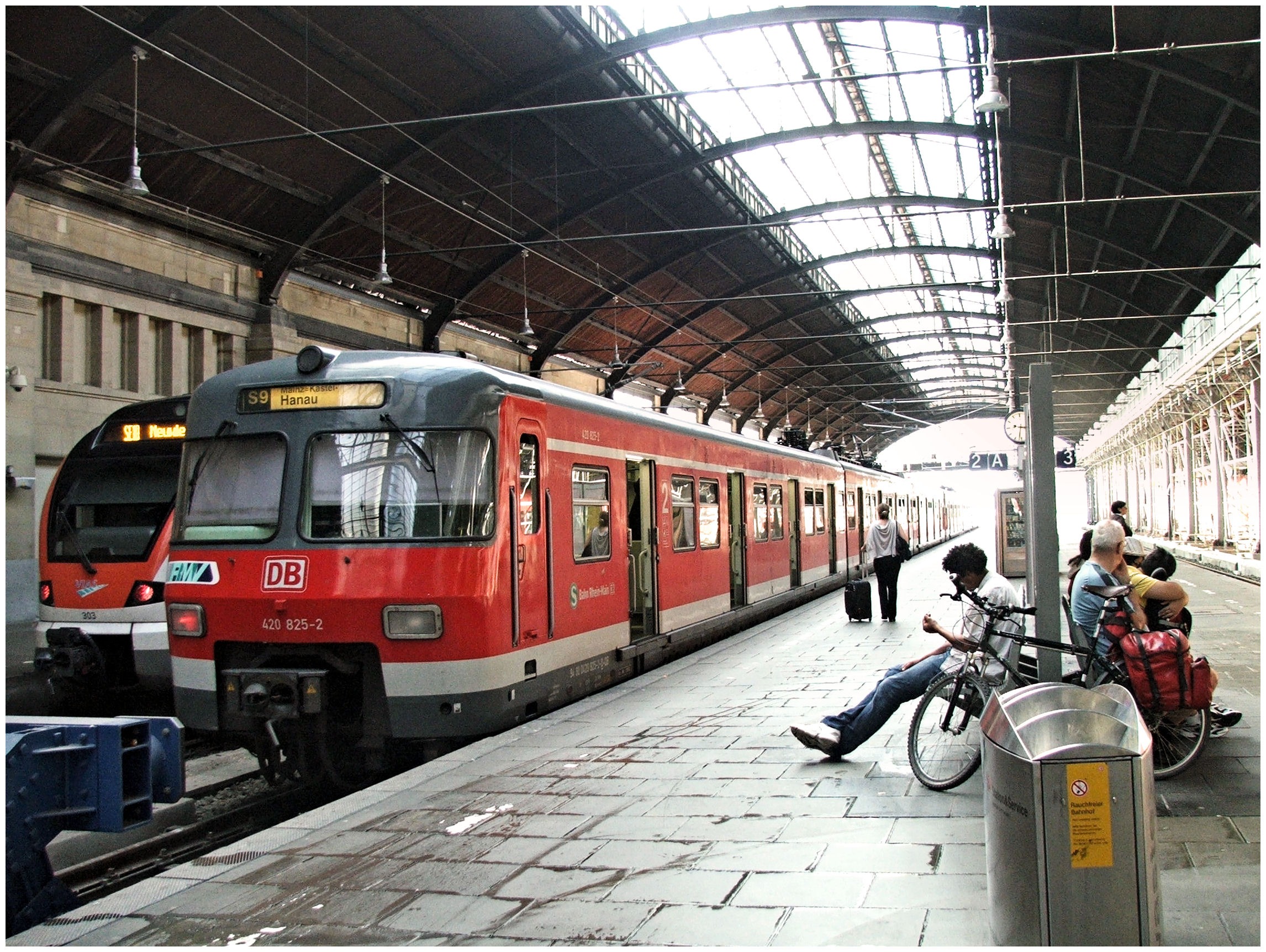 waiting, ceiling, public transportation, railroad station platform, railroad station, mainz, people, transportation, 1080P, day, men, travel, railroad track, HD Wallpaper