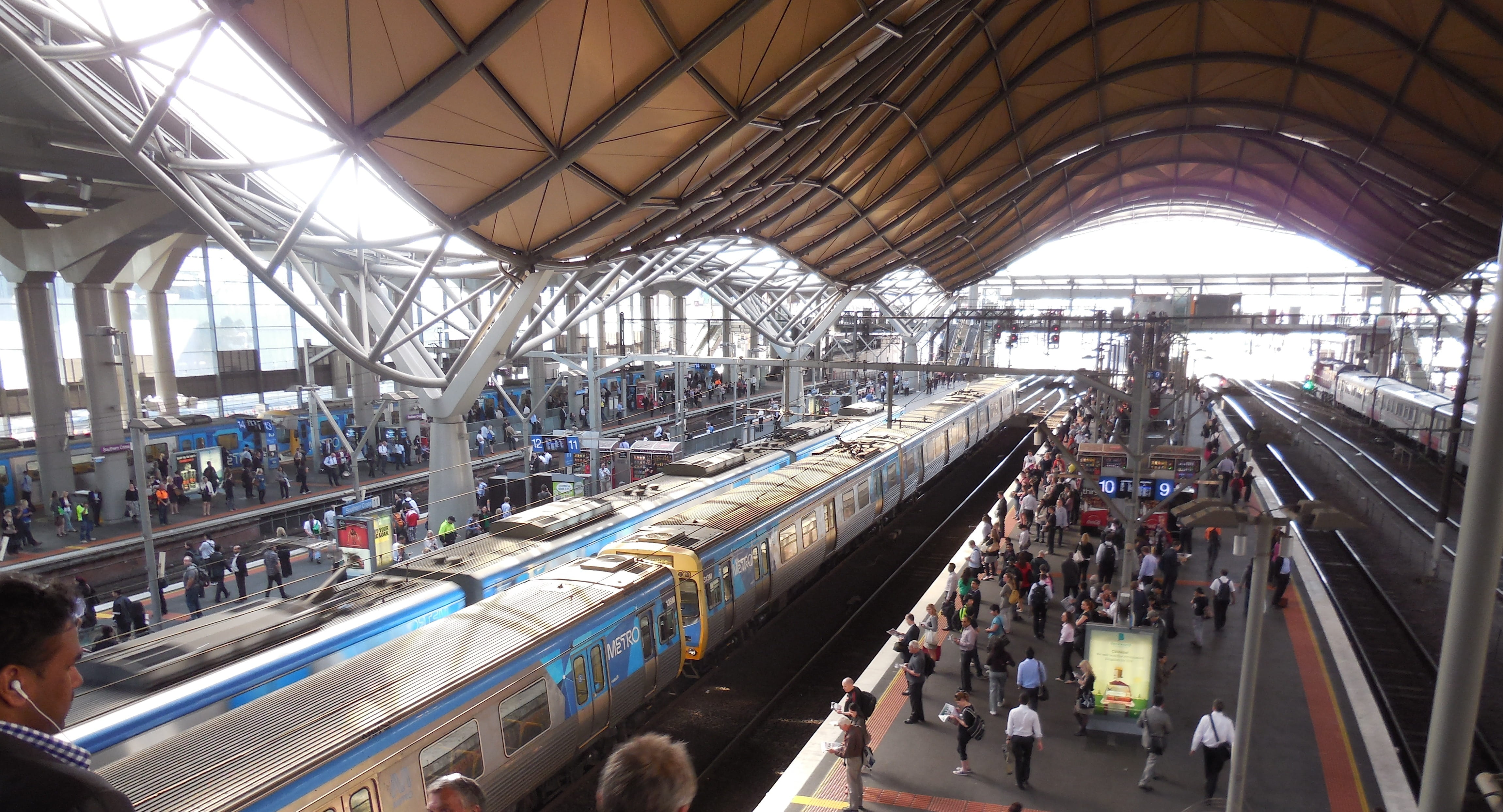 train - vehicle, ceiling, melbourne, adult, women, tunnel, track, large group of people, men, crowd, travel, railroad station platform, group of people, HD Wallpaper