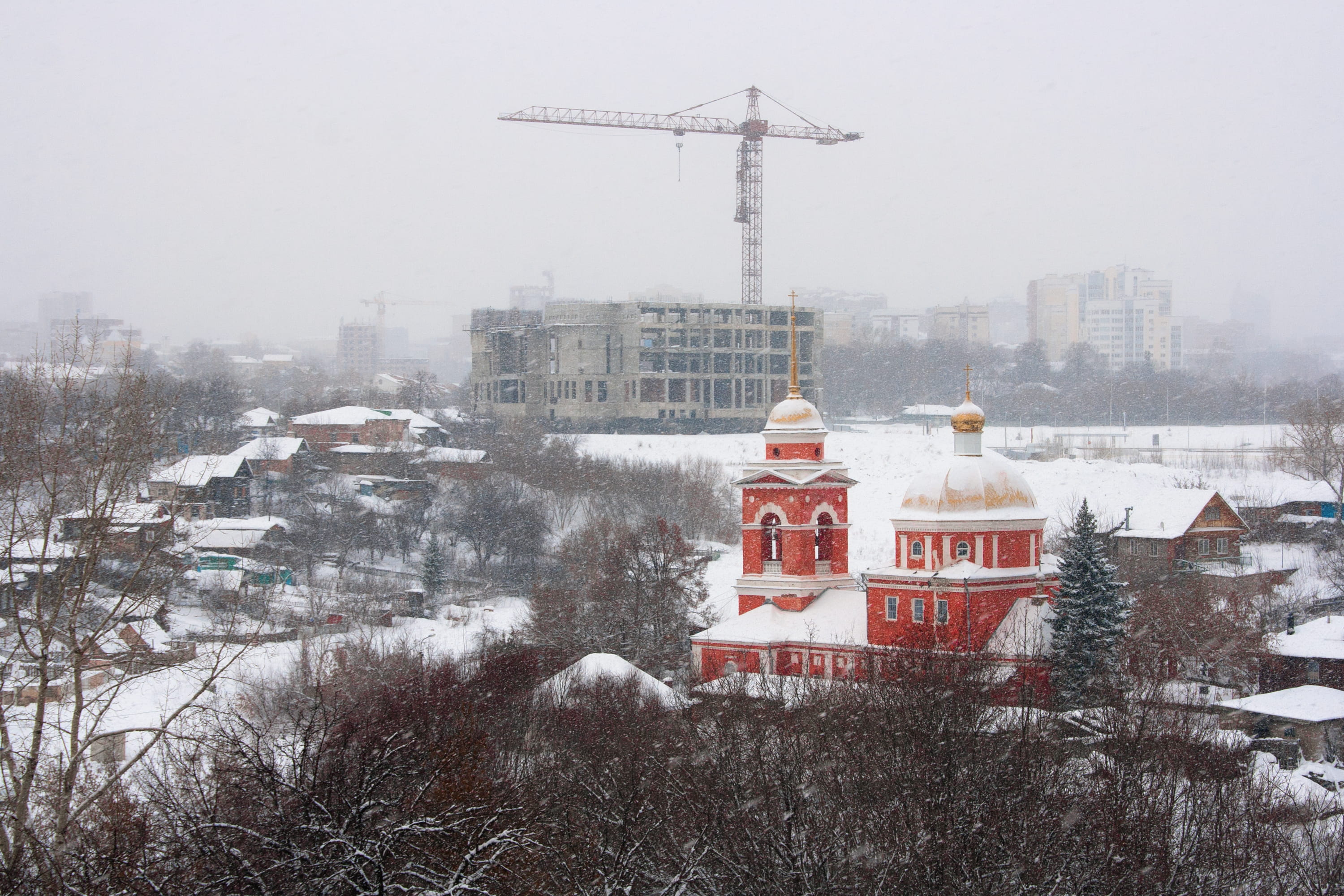 cold temperature, no people, fog, day, built structure, building exterior, architecture, snow, tower, outdoors, snowing, 2K, red, nature, city, sky, covering, HD Wallpaper