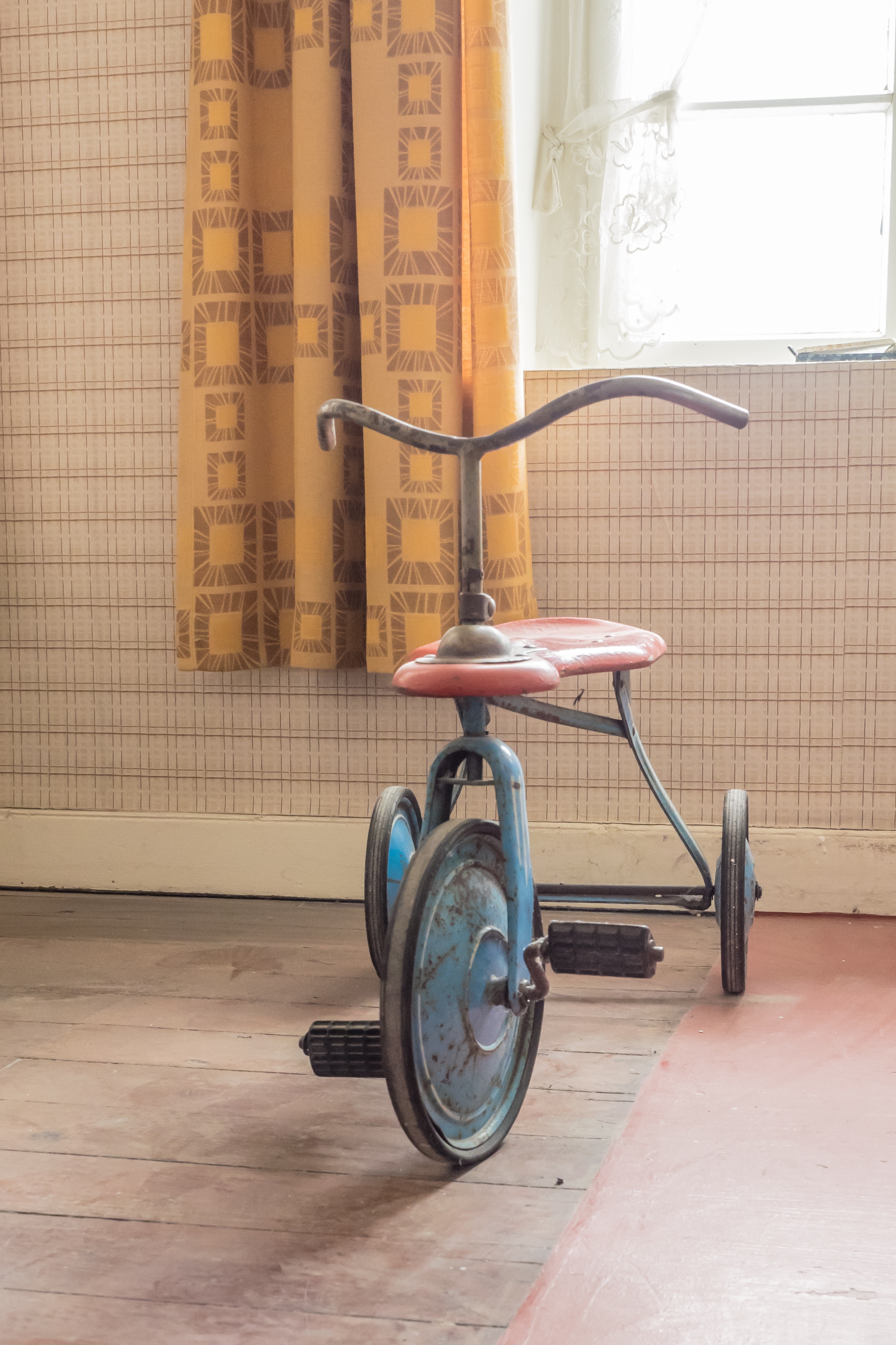 play, deco, architecture, tricycle, red, kitchen, book, flooring, stove, children, indoors, trike, retro, wheel, wall - building feature, medical equipment, Phone HD Wallpaper