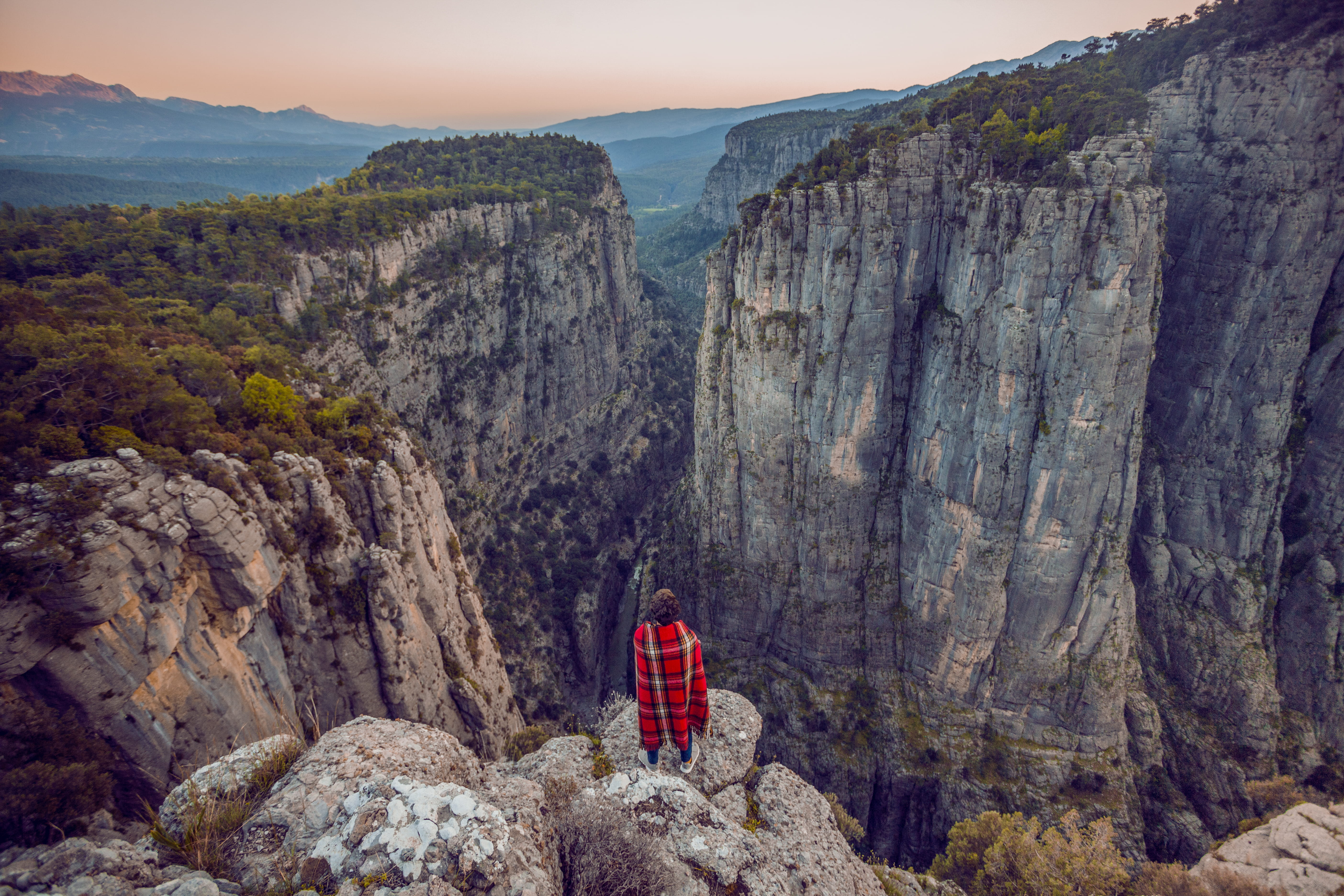 leisure activity, 5K, mountain range, non-urban scene, rock, peak, wearing, canyon, mountain, front, rock formation, plaid, blanket, tranquility, landscape, HD Wallpaper