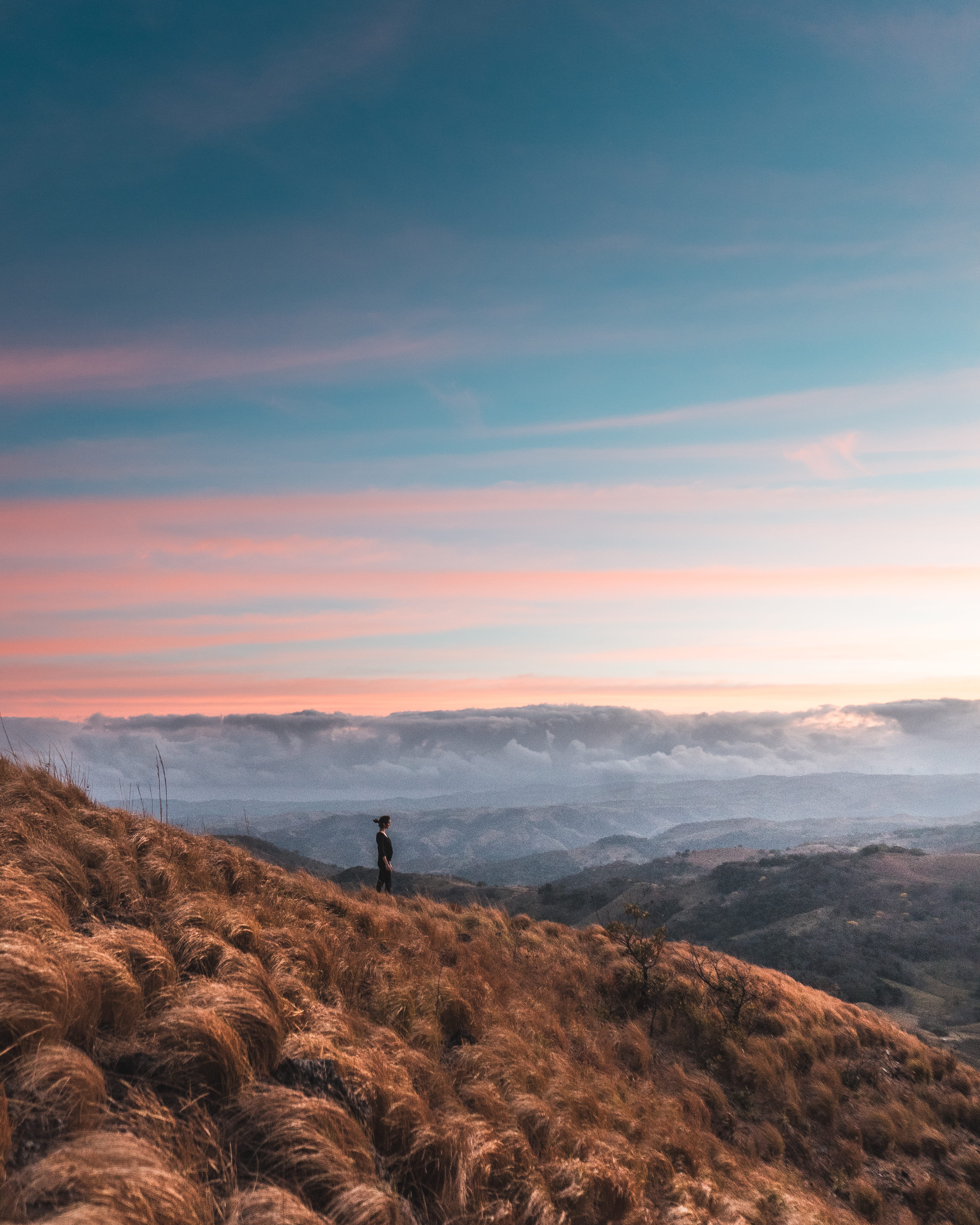 4K, men, horizon, land, nature, outdoors, fog, environment, person, guanacaste province, brown, sky, cloud - sky, mountain, non-urban scene, real people, Phone HD Wallpaper