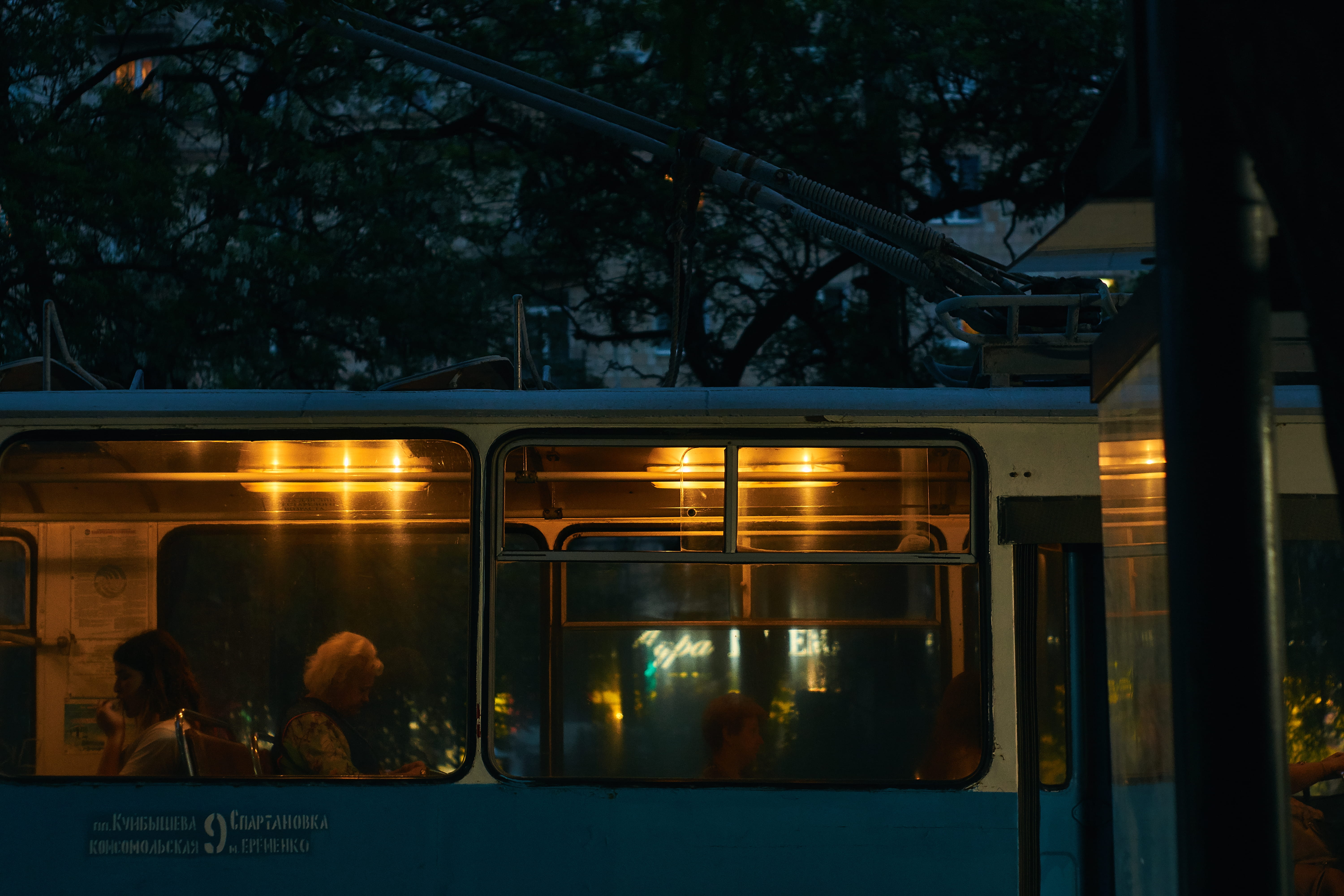 public transportation, transparent, men, outdoors, land vehicle, glass - material, nightfall, tree, traffic, dusk, real people, transportation, city, street, HD Wallpaper