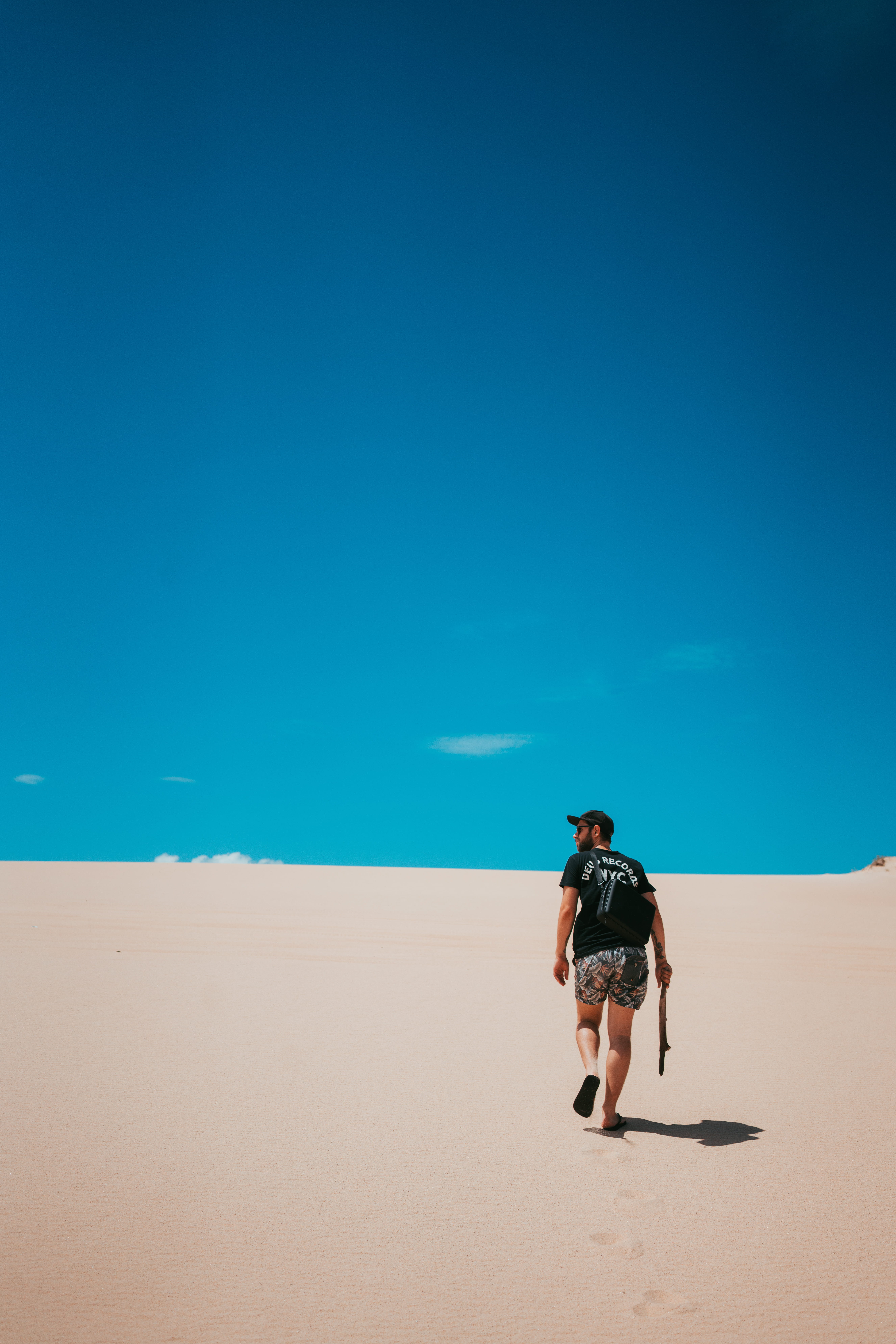 lifestyles, time, casual clothing, summer, desert, walking, lost, holding, full length, land, hiking, 8K, blue, climate, copy space, person, sunlight, Phone HD Wallpaper