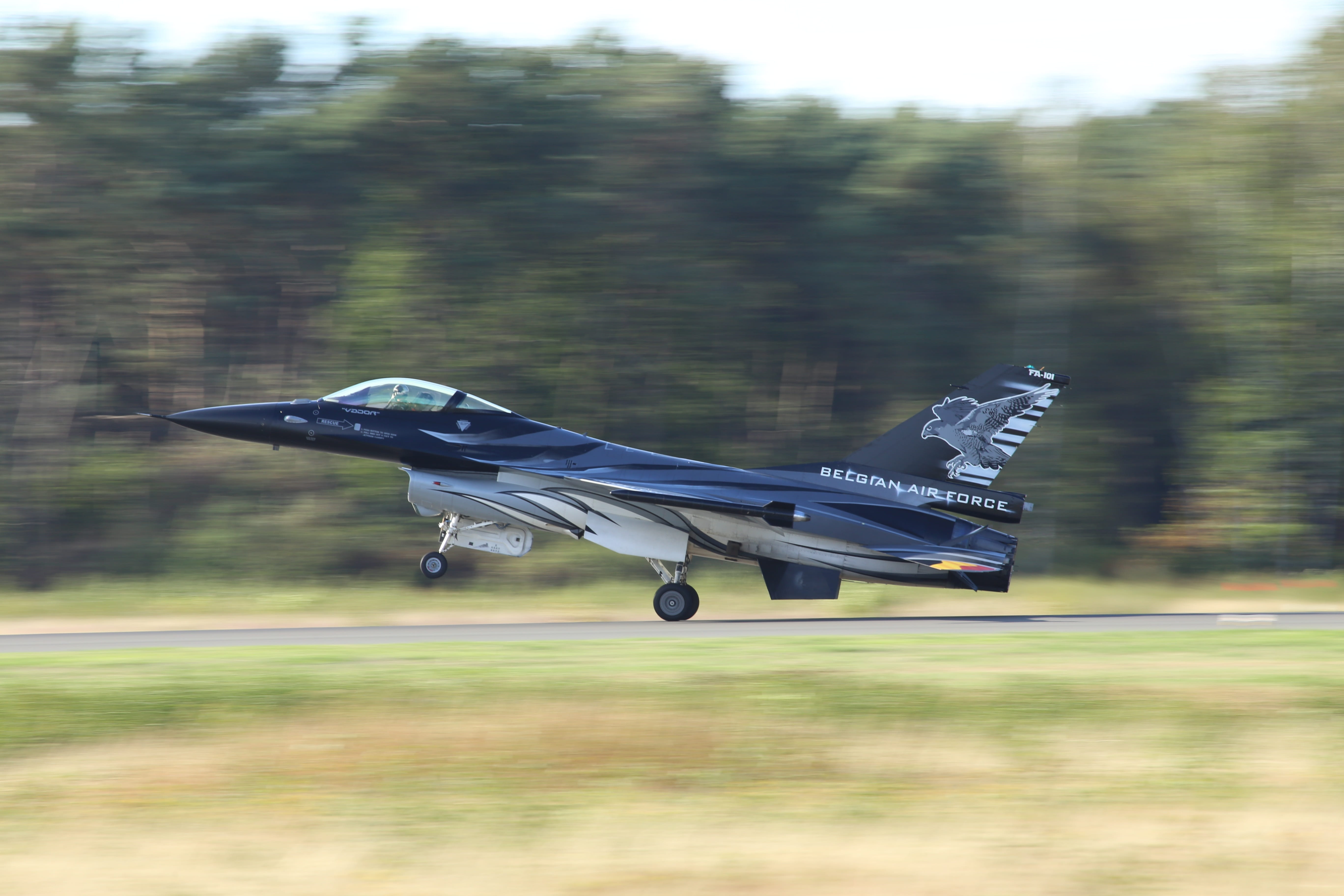focus on foreground, plane, landing gear, transportation, day, on the move, side view, outdoors, airshow, belgium, runway, 5K, motion, blurred motion, HD Wallpaper