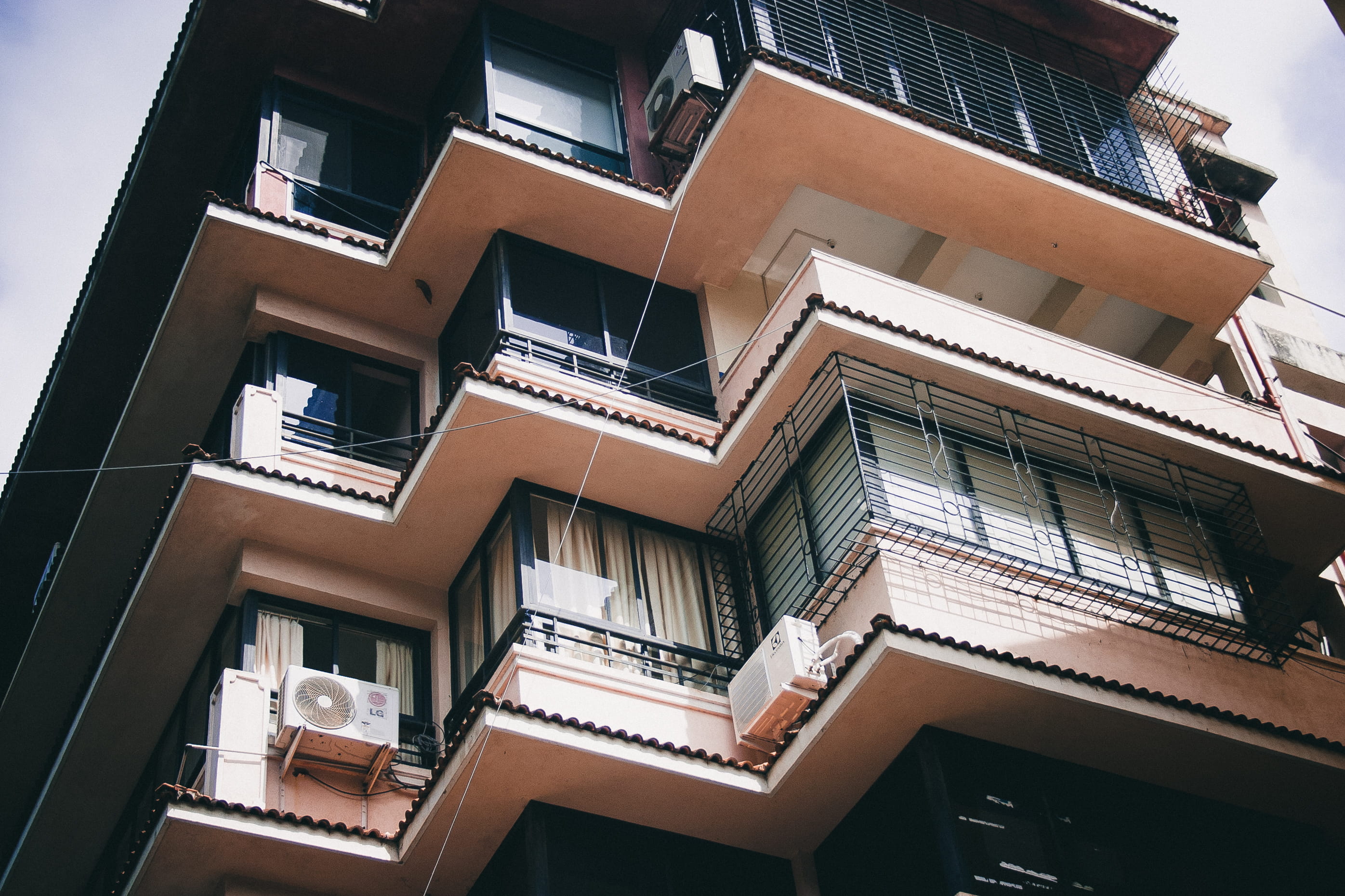 outdoors, railing, high rise, day, city, urban, office building, apartment building, apartment, window, dramatic, ornate, housing, balcony, building exterior, HD Wallpaper