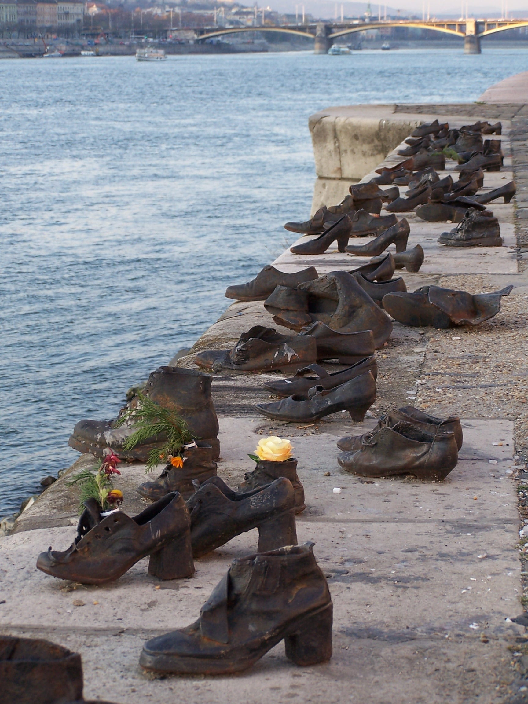 annihilation, holocaust, scenics - nature, jewish, jews, wood - material, genocide, third reich, rock, shoes on the danube bank, tranquility, memorial, Phone HD Wallpaper