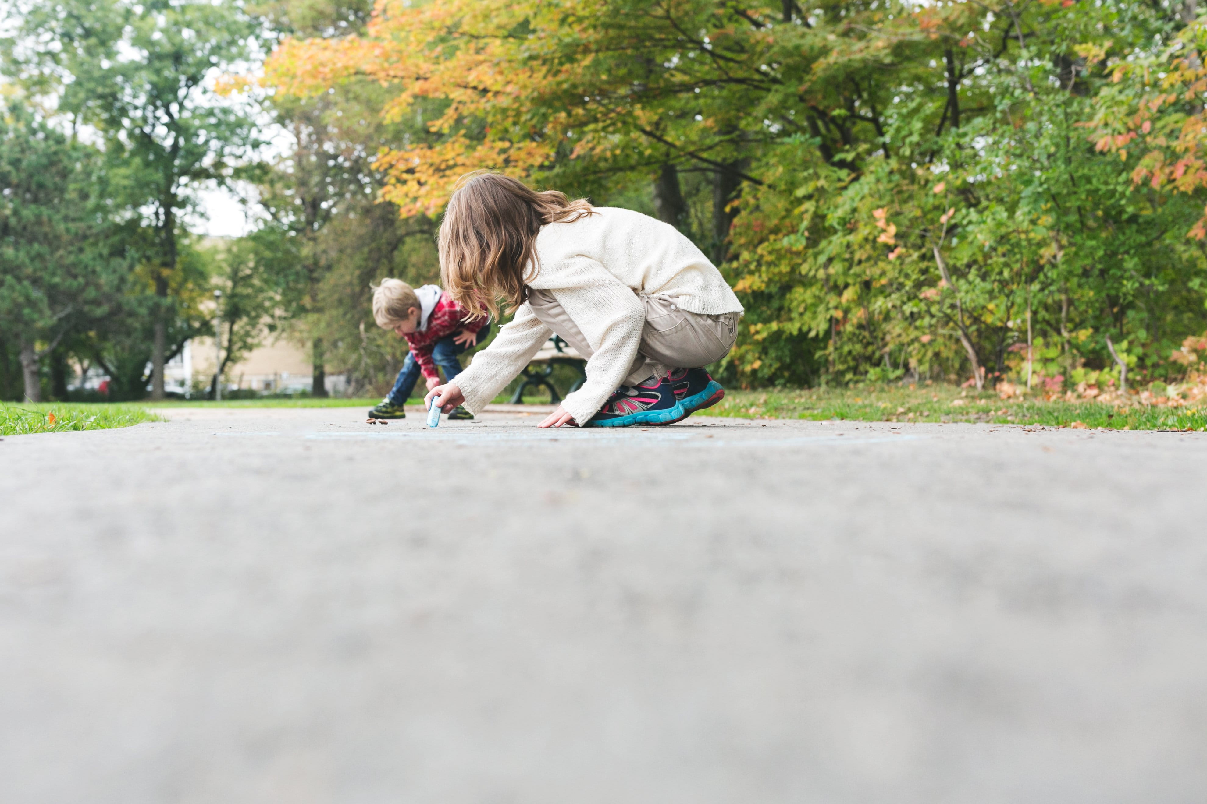 chalk, 4K, Fun, Children, offspring, skill, selective focus, girls, child, casual clothing, draw, tree, photo, plant, teenager, childhood, sidewalk, road, HD Wallpaper