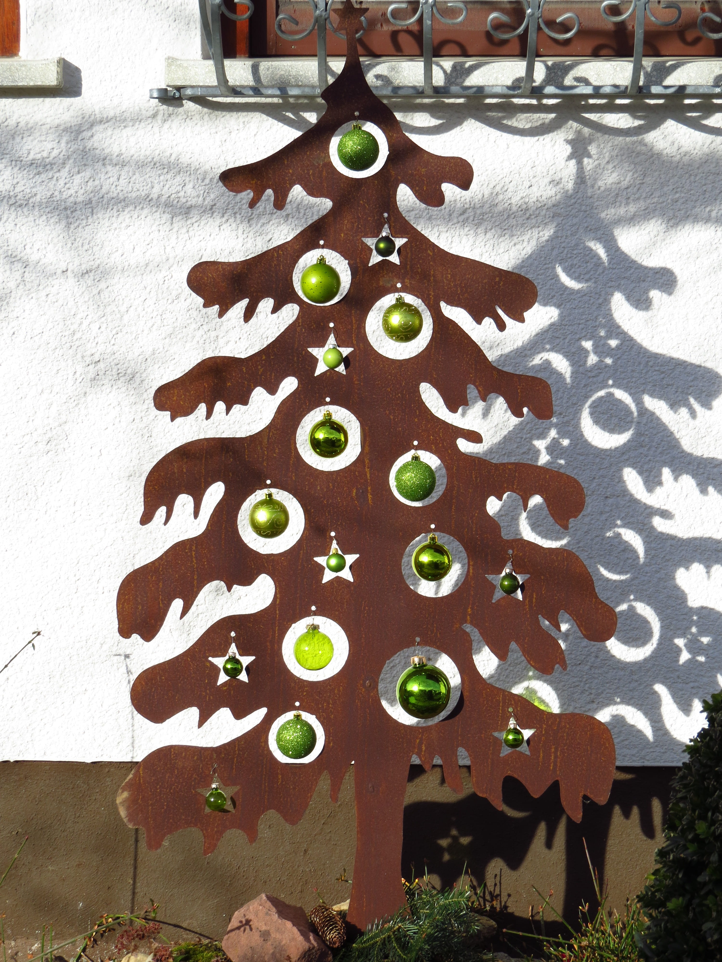 plant, glaskugeln, sunlight, outdoors, food and drink, arrangement, day, creativity, christmas, weihnachtsbaumschmuck, shadow, Christmas Tree, Metal, table, Phone HD Wallpaper