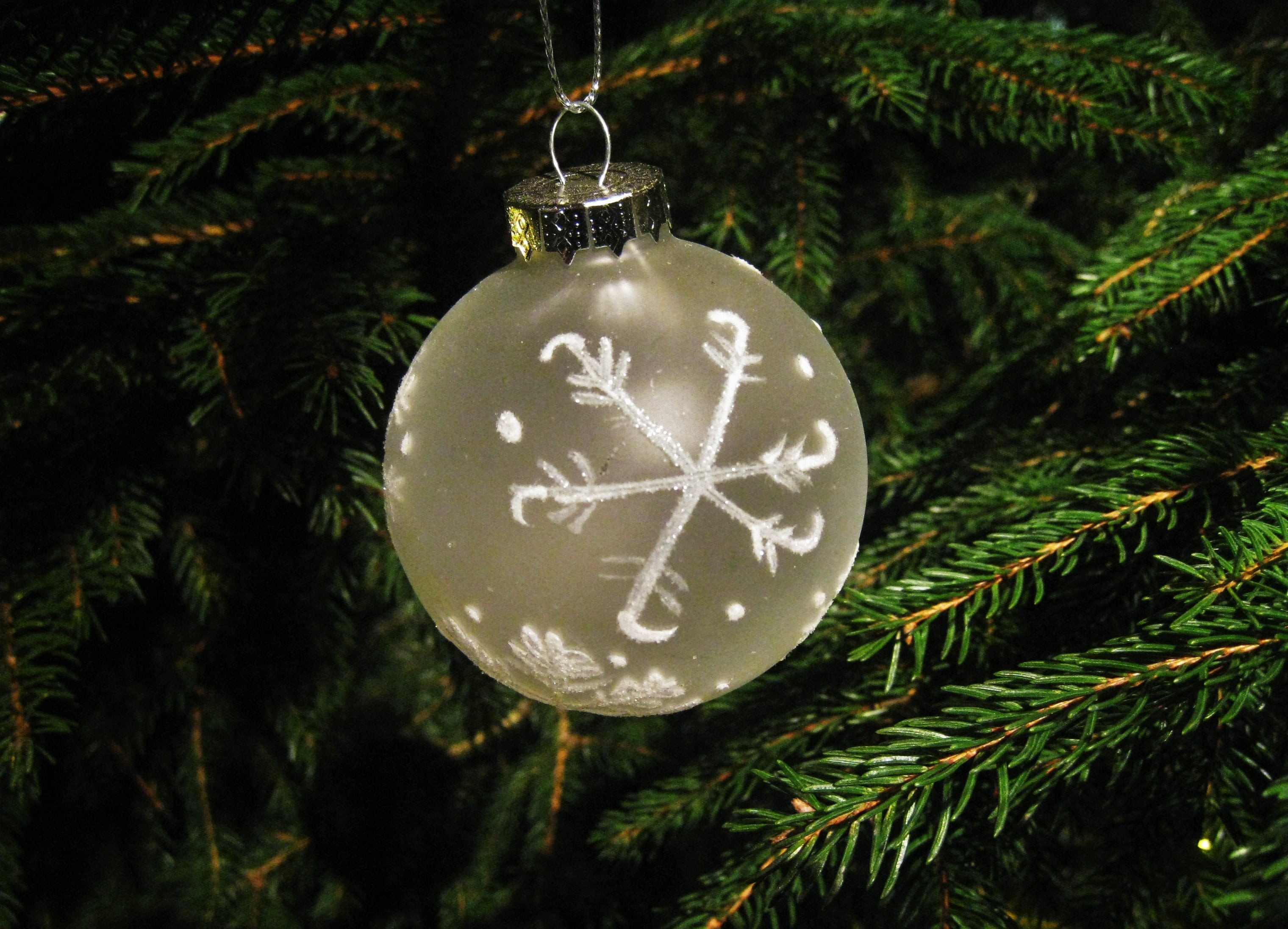 decoration, hanging, no people, decorate, holiday, december, christmas eve, nature, festival, christbaumdeko, tree decorations, outdoors, close-up, green color, HD Wallpaper