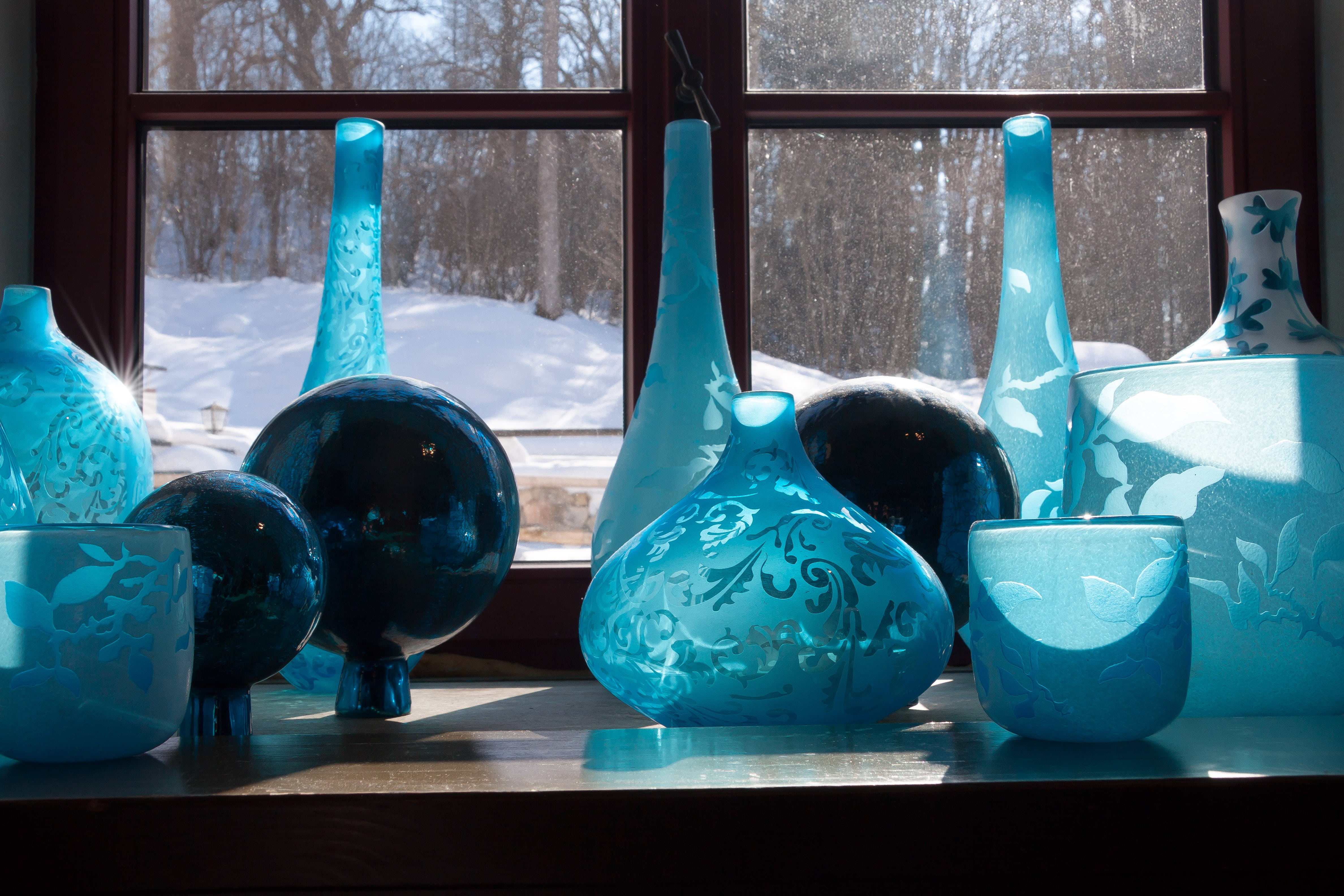 decoration, reflection, no people, 4K, still life, light, vases, close-up, arrangement, home interior, day, blue, group of objects, glasses, tree, transparent, HD Wallpaper