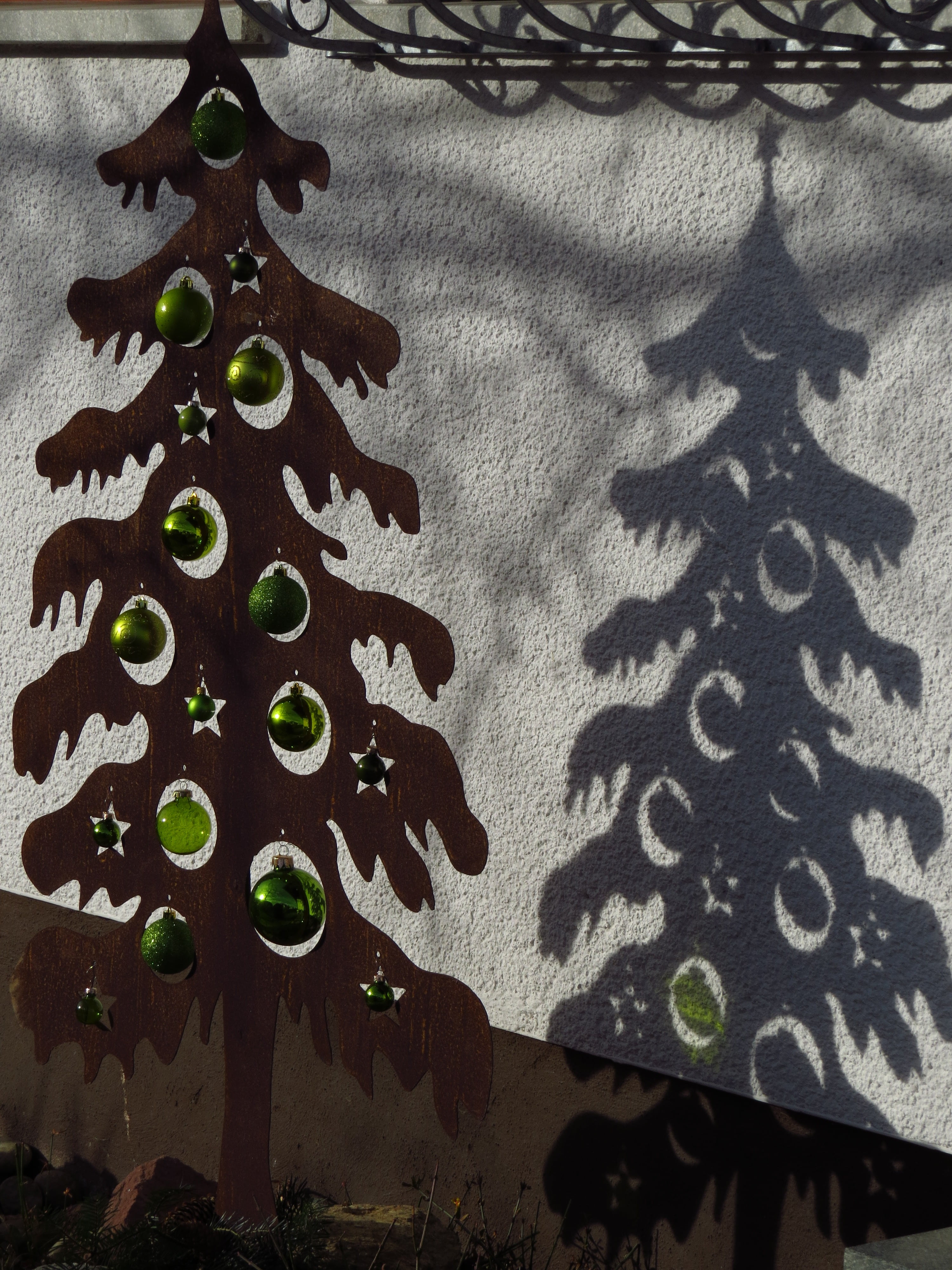 drop shadow, nature, green, decoration, food and drink, beauty in nature, glaskugeln, leaf, shadow, plant part, healthy eating, growth, rusty, sunlight, Phone HD Wallpaper