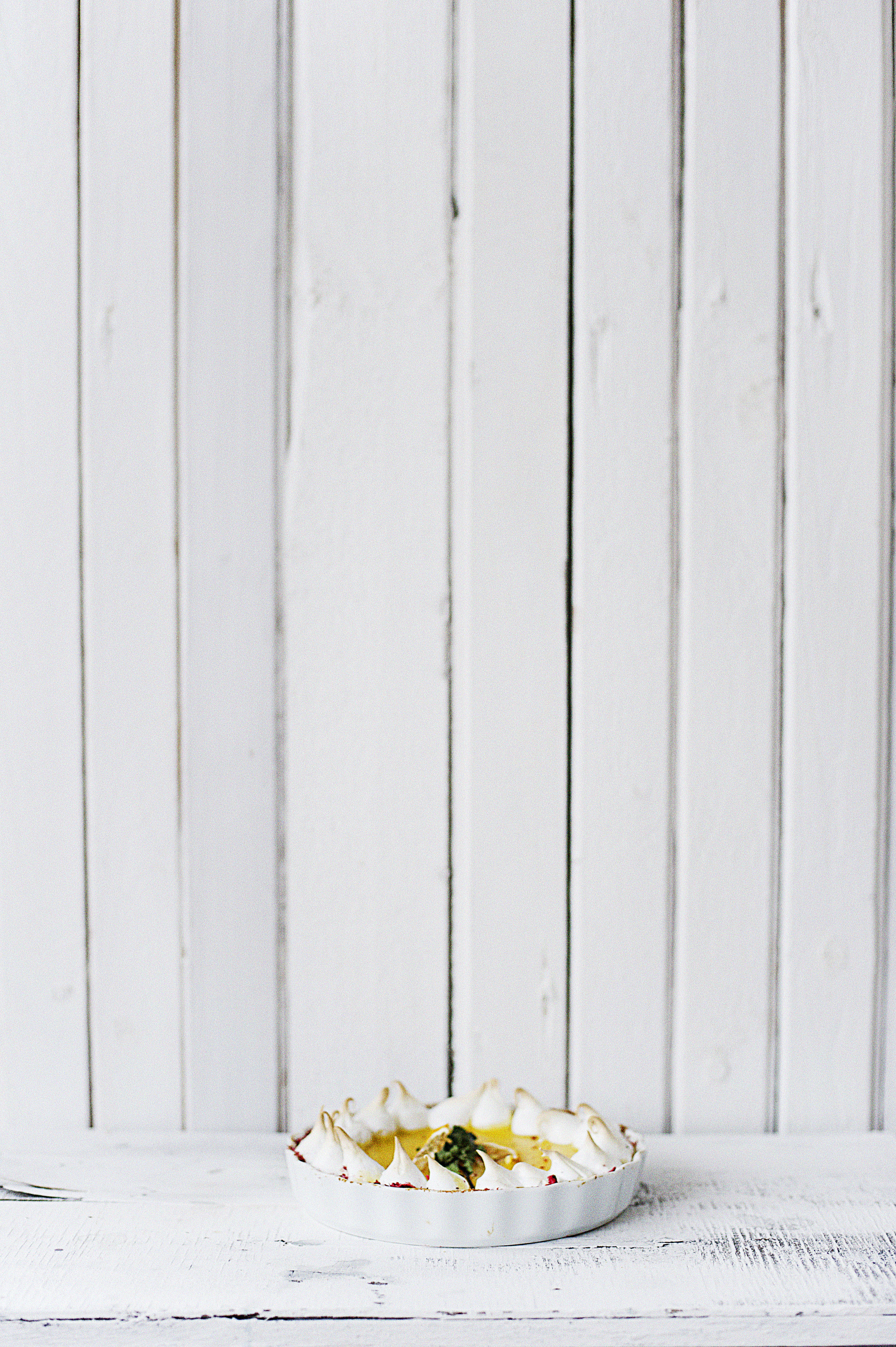 copy space, fence, food and drink, abstract, vintage, food, wall - building feature, decoration, rustic, wellbeing, white, wood, flower, pattern, round, Phone HD Wallpaper