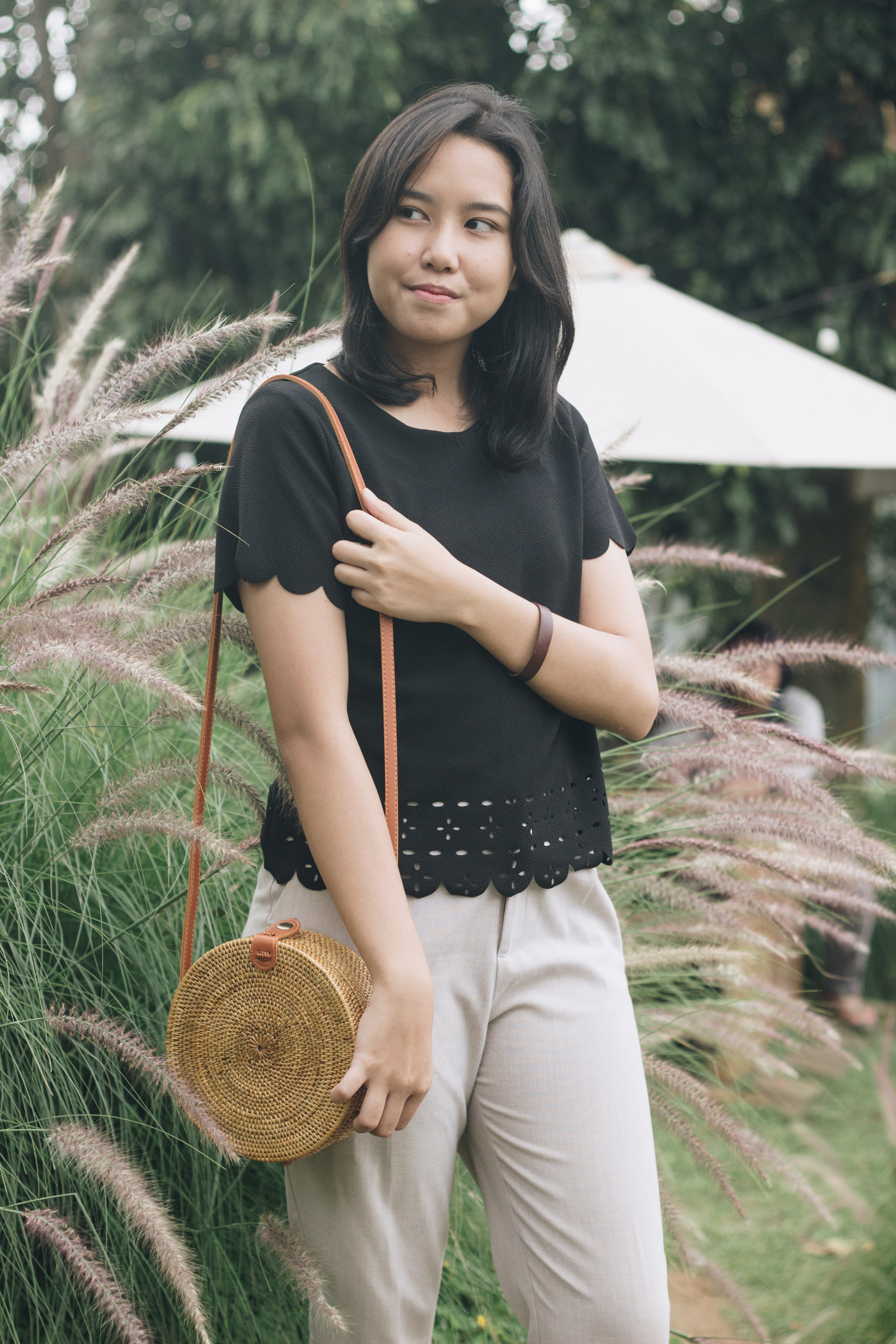 portrait, young women, 5K, nature, women, leisure activity, bag, shoulder, front view, hairstyle, beautiful woman, young adult, plant, brown, wearing, Phone HD Wallpaper