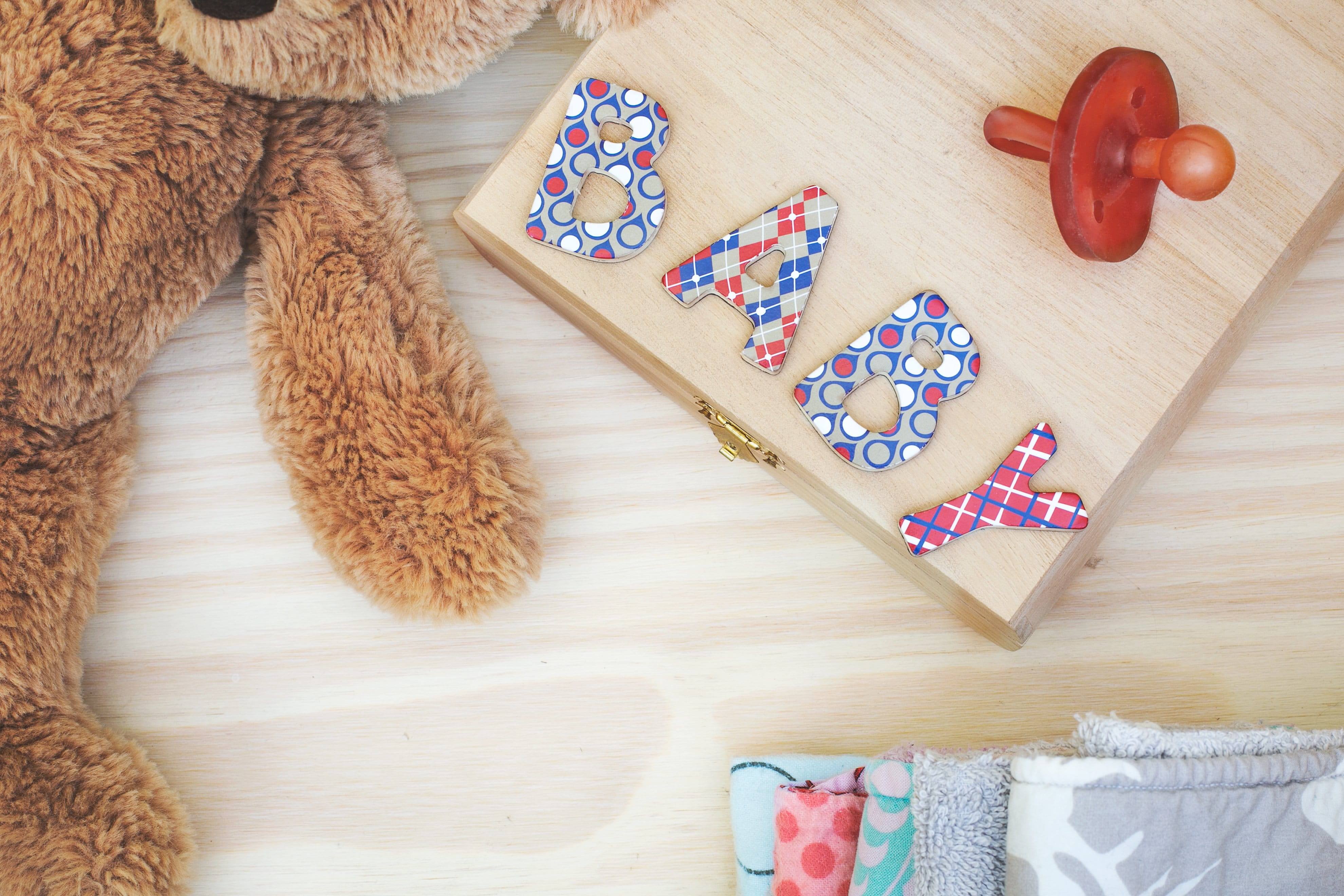 directly above, home interior, still life, indoors, photo, multi colored, no people, Newborn, craft, creativity, Flatlay, hardwood floor, domestic room, HD Wallpaper