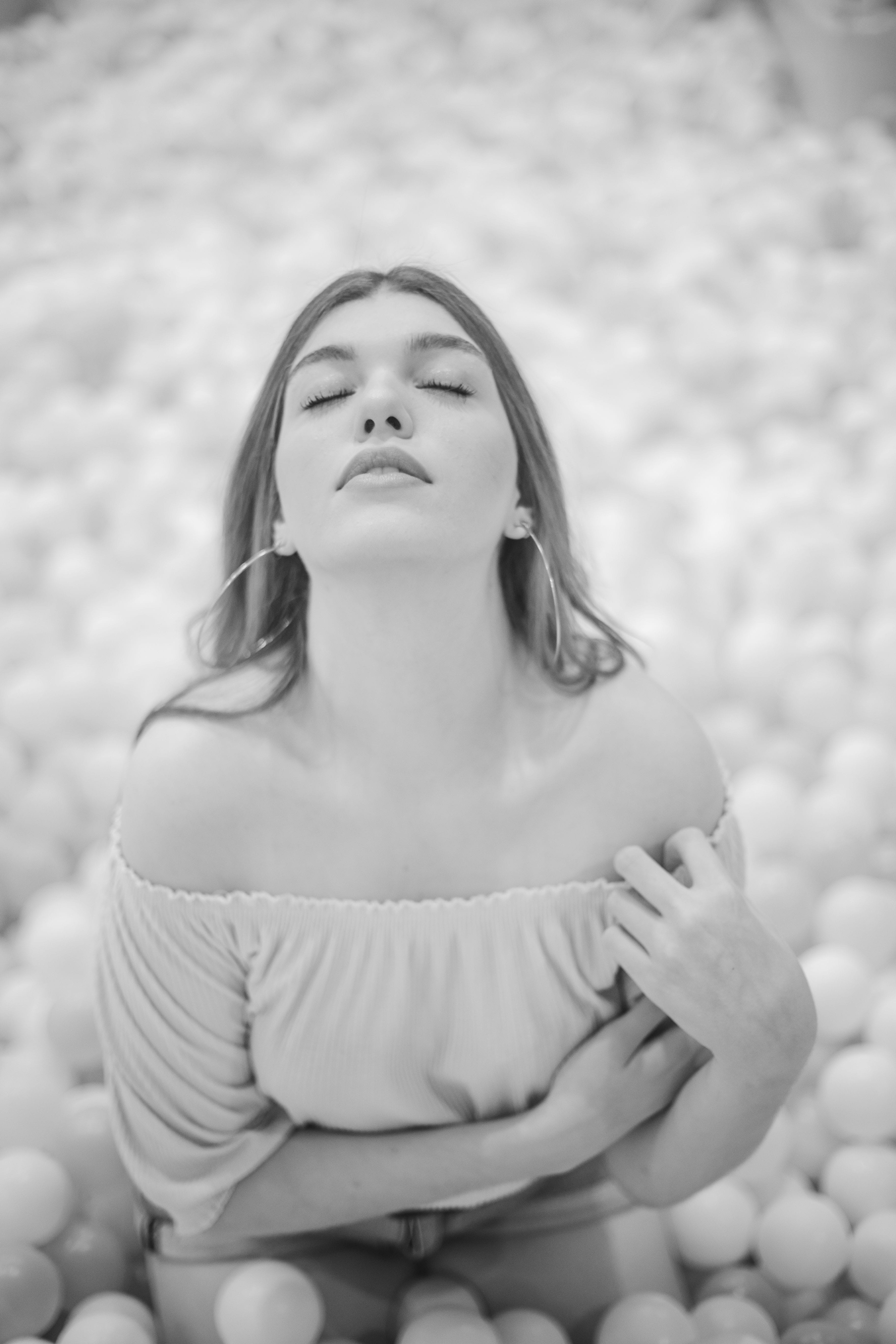 portrait, beauty, innocence, ball pit, contemplation, day, pit, posing, adult, woman, casual clothing, focus on foreground, ball, pretty, lifestyles, looking, Phone HD Wallpaper