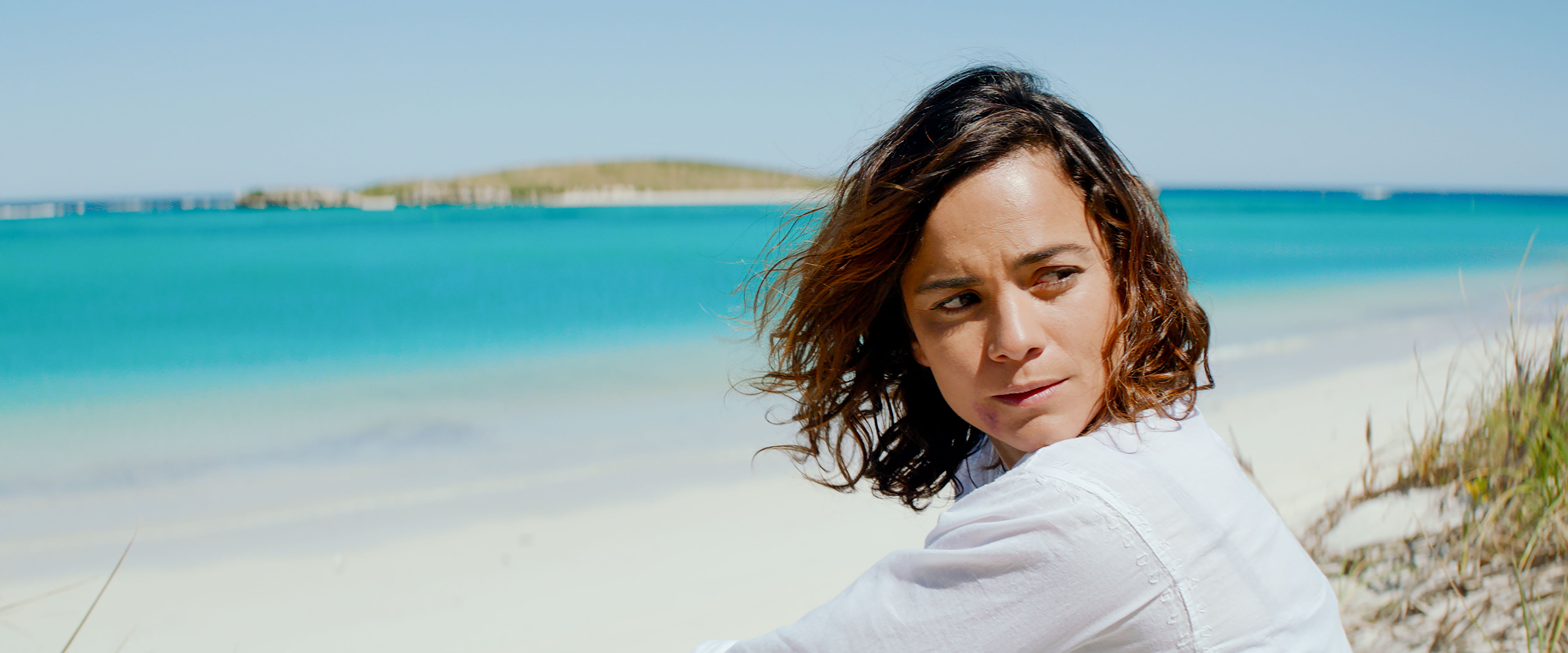 brown eyes, looking away, Brazilian, beach, 4K, Latinas, Alice Braga, brunette, HD Wallpaper