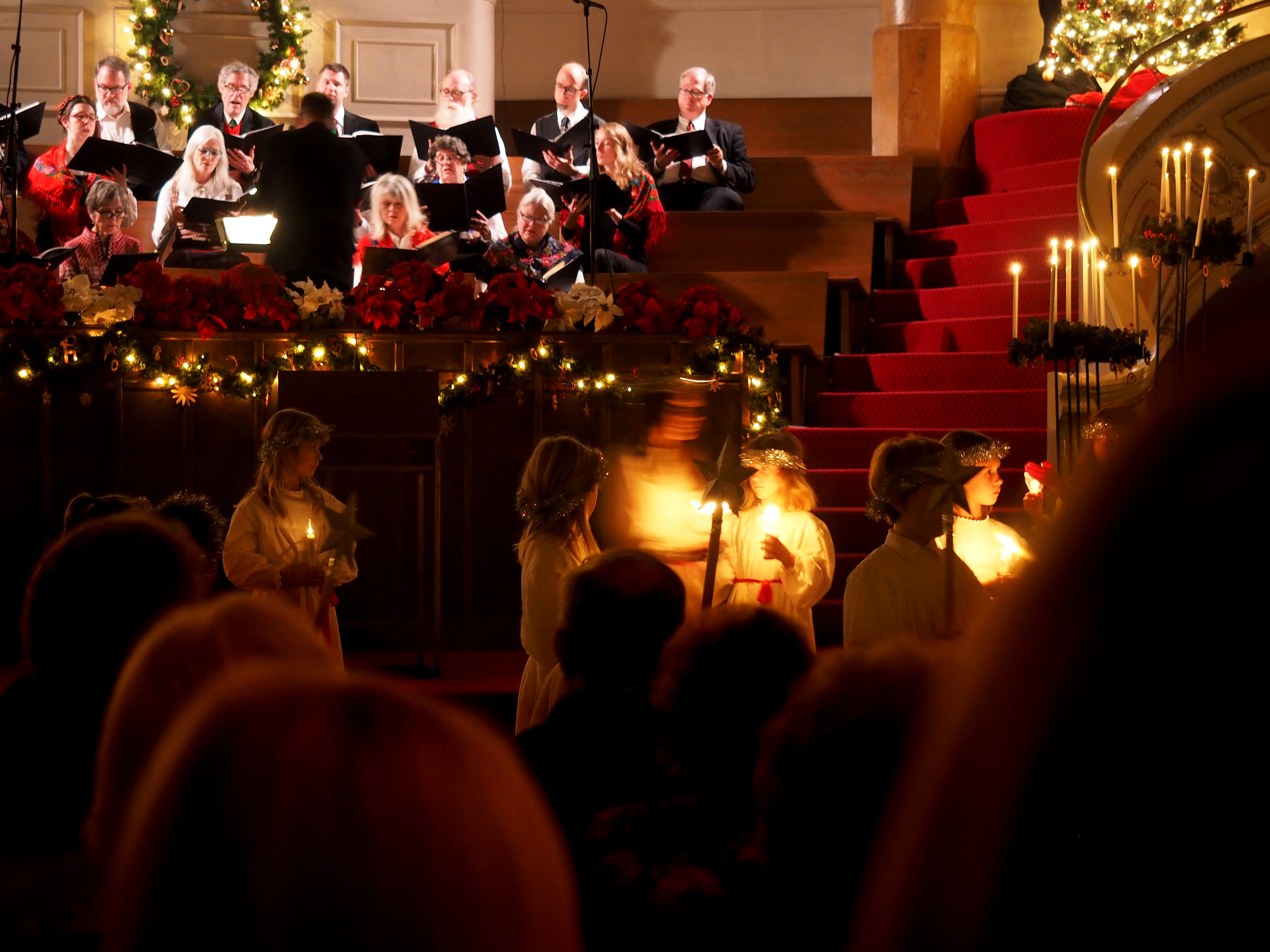 garland, festive, inside, church, large group of people, mature men, males, females, red, concert, candlelight, gold, choir, blur, performance, stage, real people, HD Wallpaper