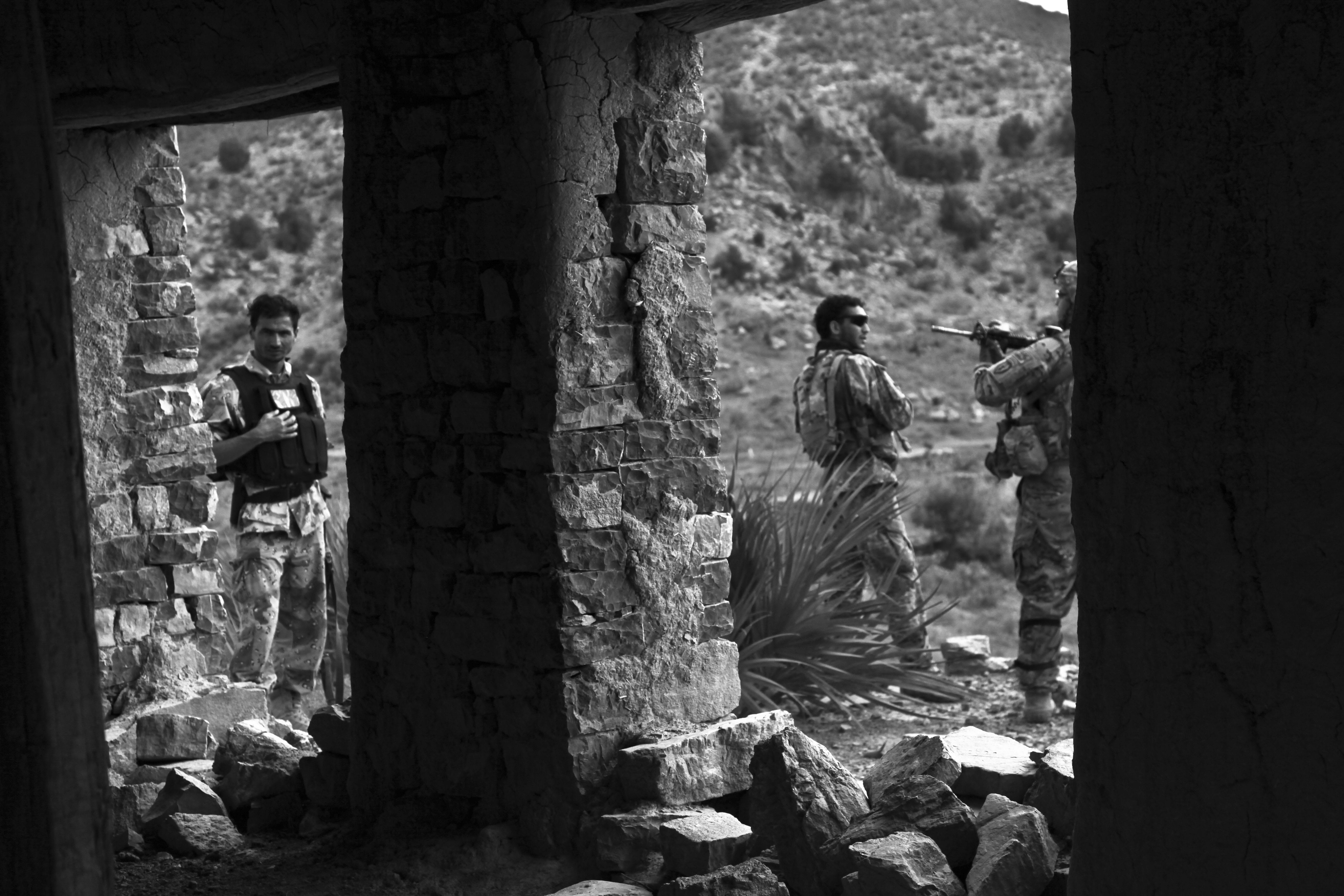 people, art and craft, outdoors, stone wall, Soldiers, men, creativity, army, Armed Forces, war, day, the past, history, group of people, statue, representation, HD Wallpaper