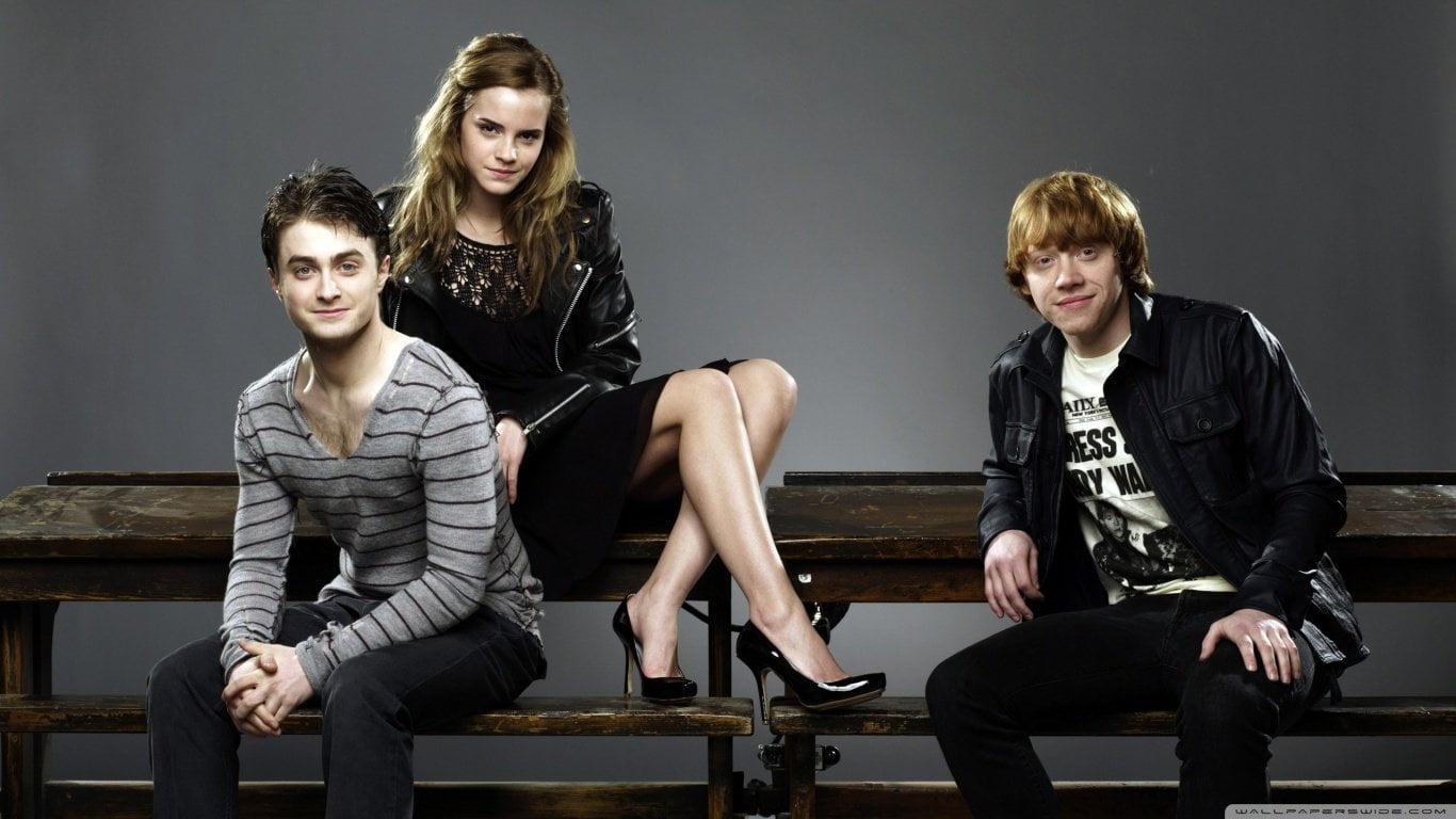 grint, flirting, beauty, group of people, clothing, young men, rupert, indoors, men, young women, sitting, young adult, watson, Rupert Grint, Hermione Granger, HD Wallpaper